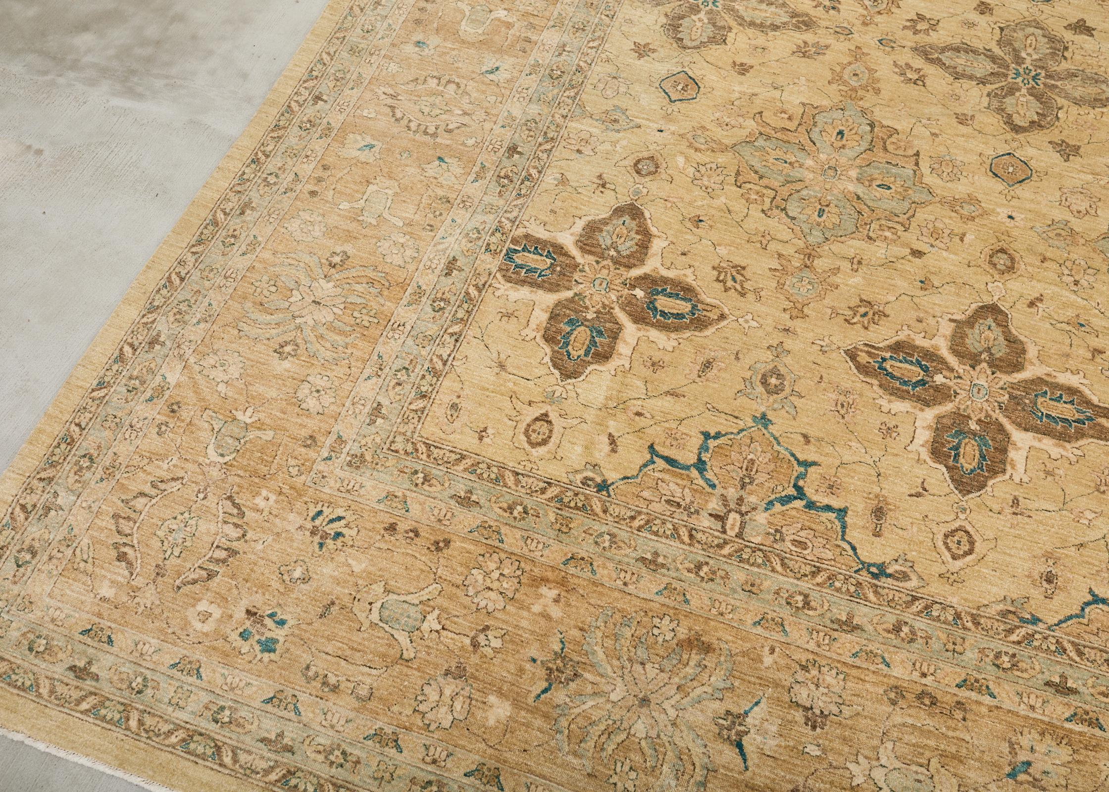 Laine Tapis carré de style Sultanabad à motif floral stylisé en vente