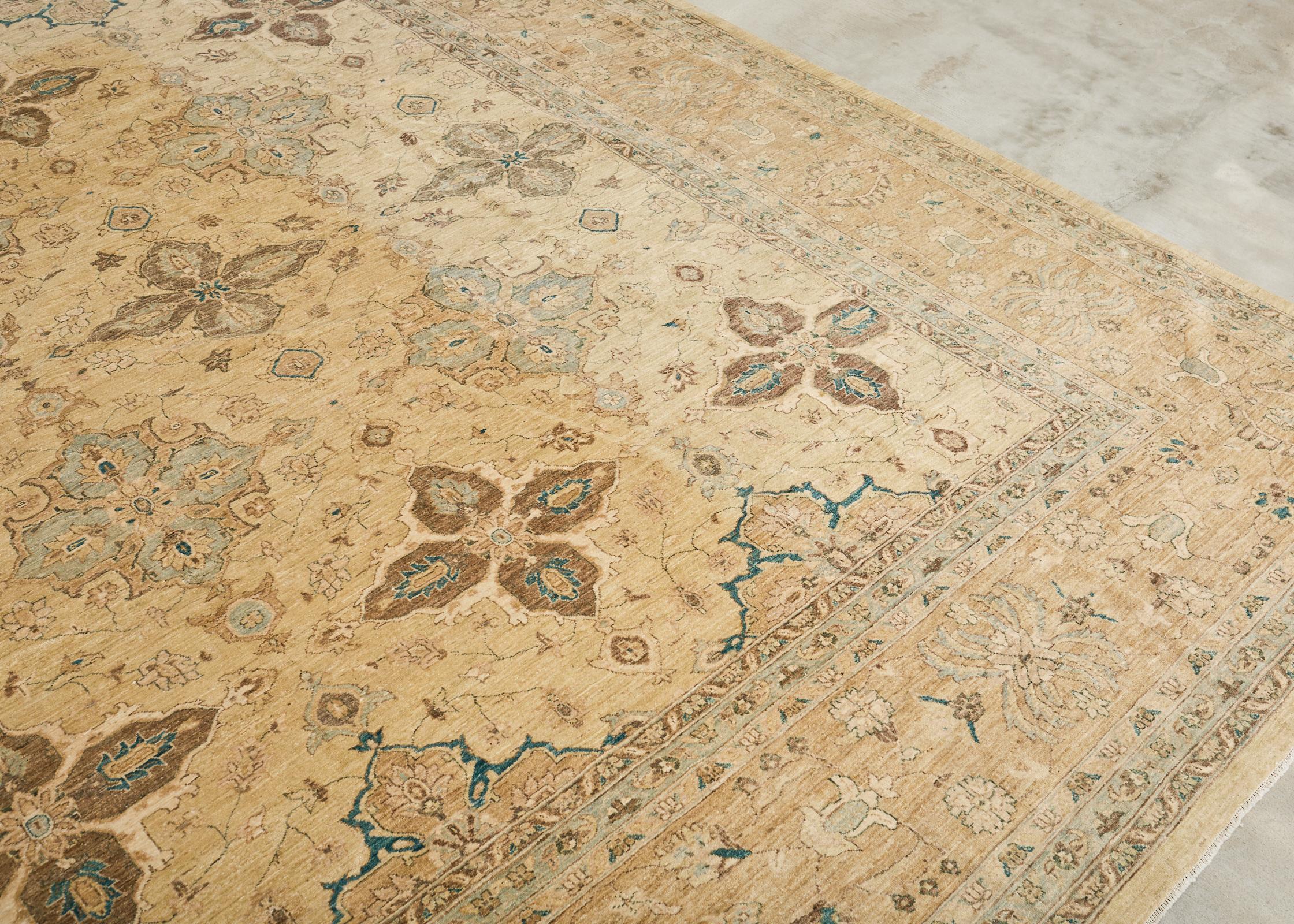 Tapis carré de style Sultanabad à motif floral stylisé en vente 1