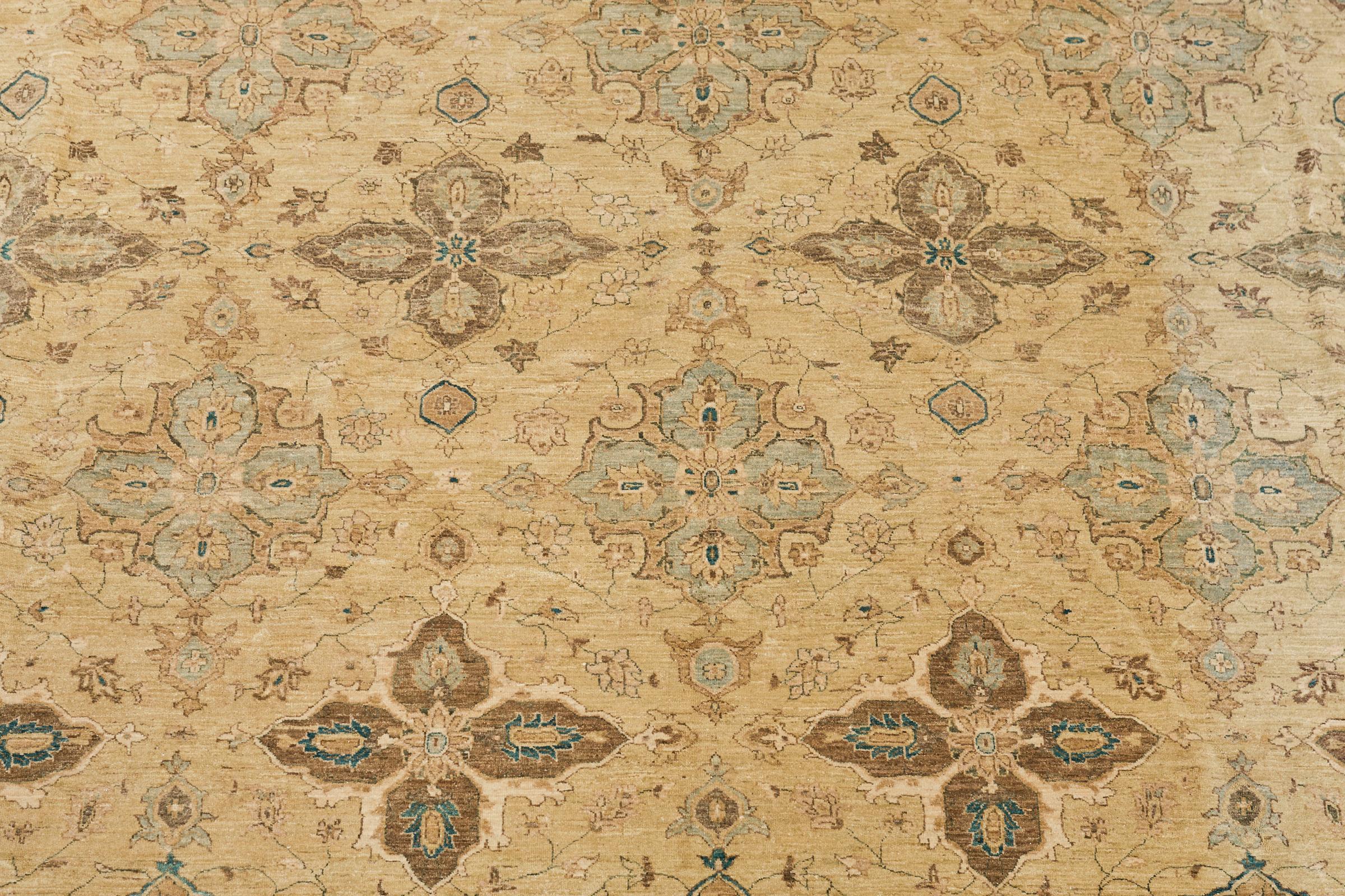 Tapis carré de style Sultanabad à motif floral stylisé en vente 2