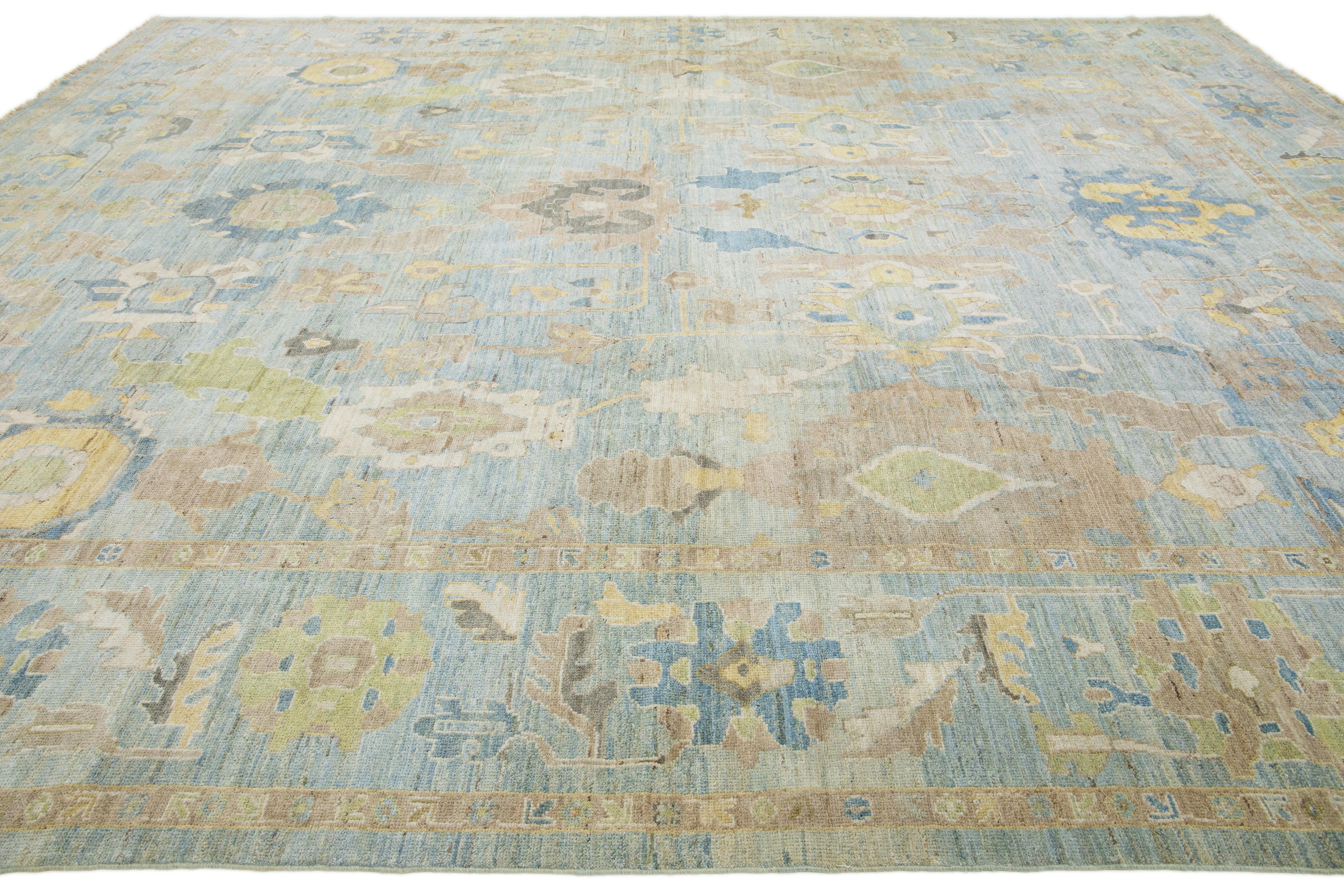 Apadana's Moderner Sultanabad-Wollteppich in Hellblau mit Blumenmuster, handgefertigt (Wolle) im Angebot
