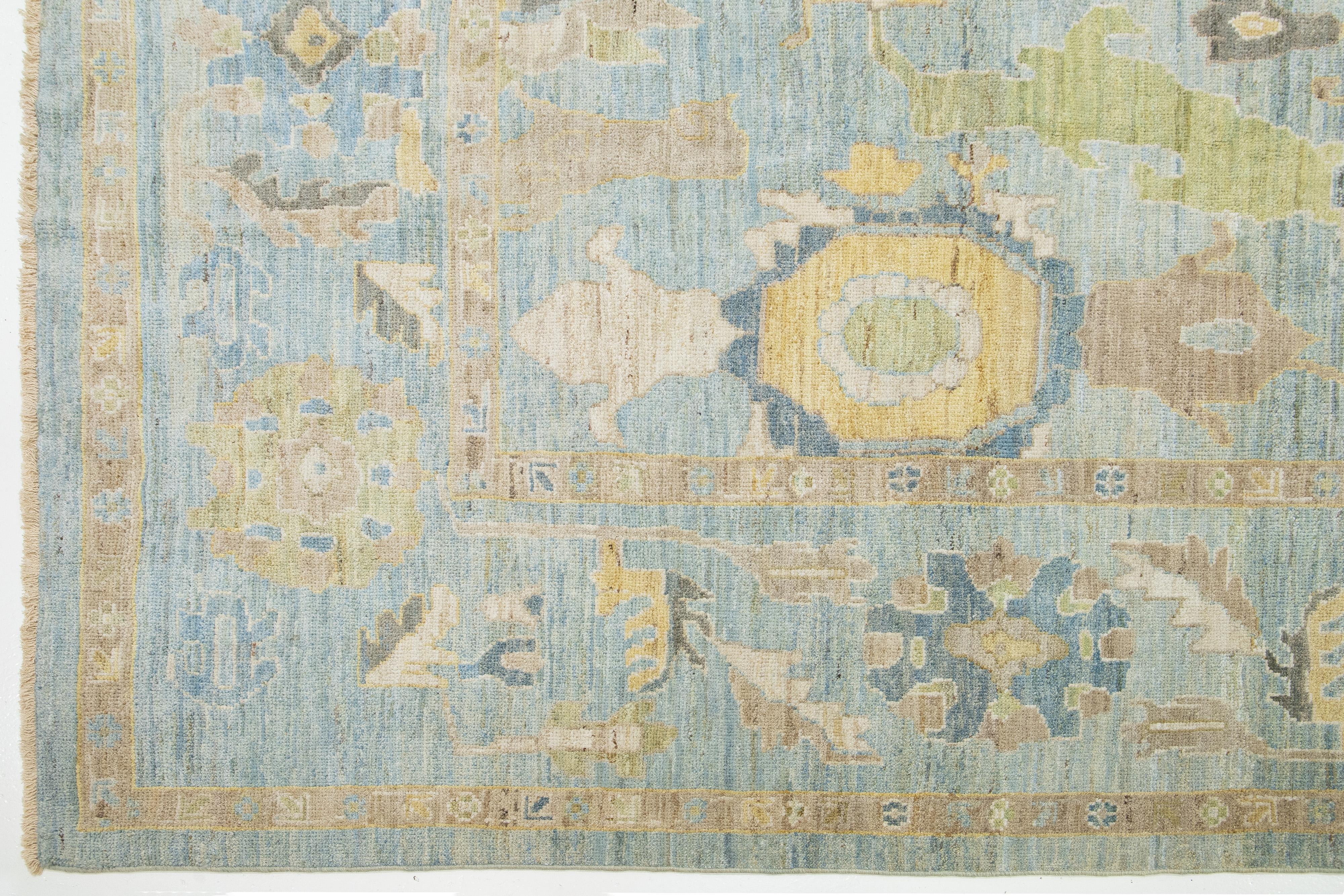 Apadana's Moderner Sultanabad-Wollteppich in Hellblau mit Blumenmuster, handgefertigt im Angebot 1