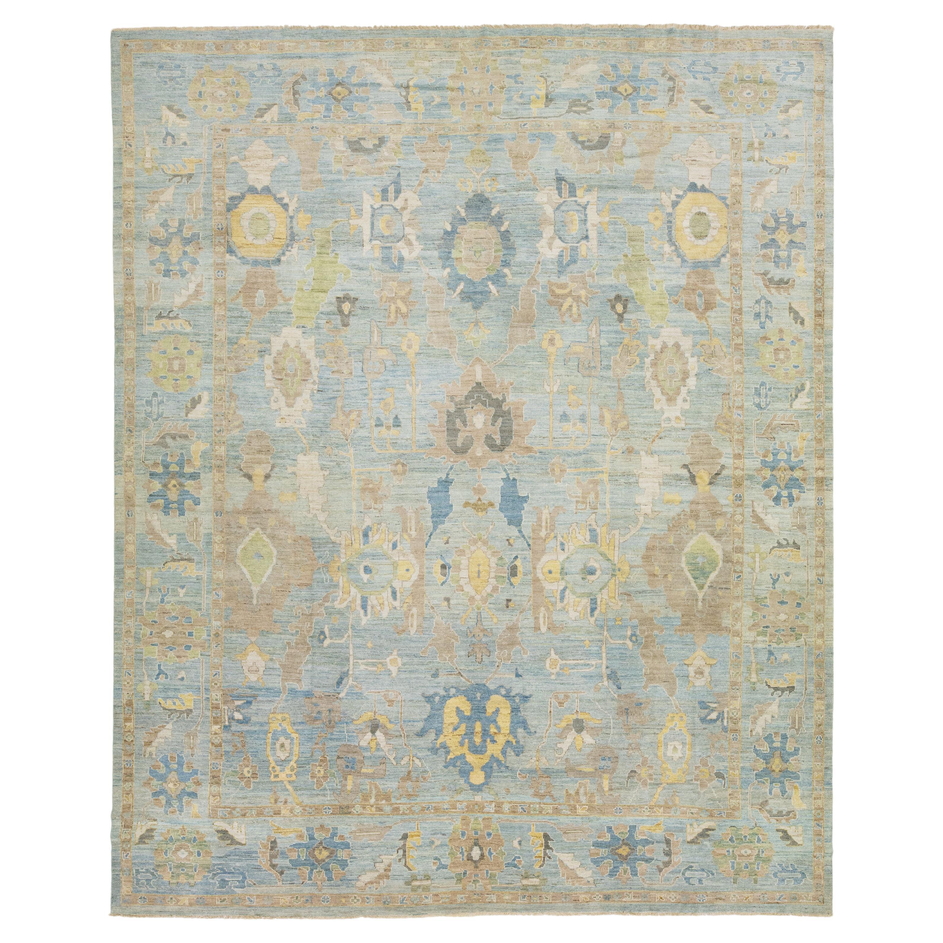 Tappeto moderno in lana Sultanabad Rugs di Apadana fatto a mano in azzurro con disegno floreale