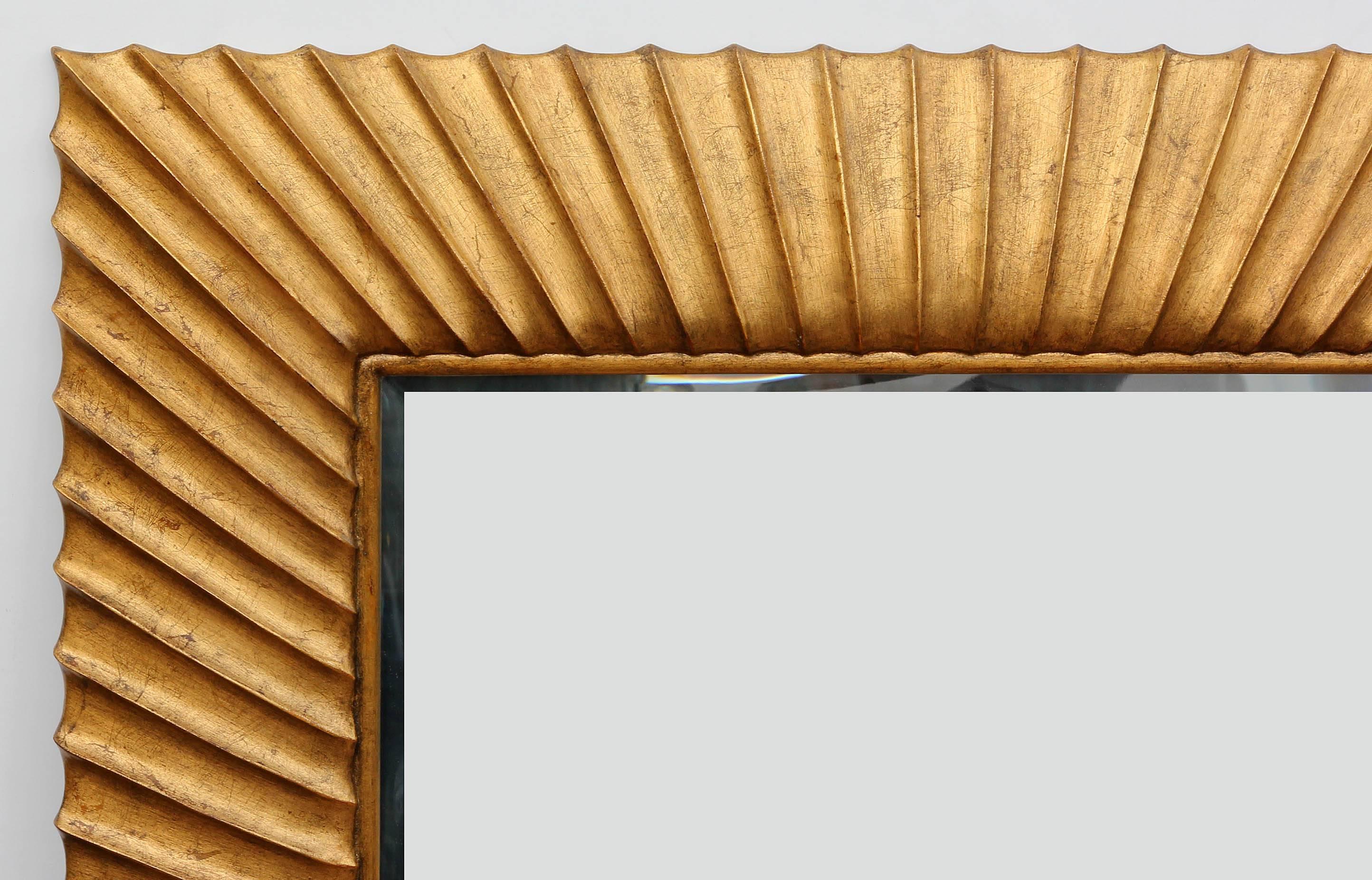 Miroir moderne en bois doré sculpté conçu par Christopher Guy Harrison de Harrison & Gil. Excellente qualité avec une sculpture robuste. Miroir biseauté. Voir nos autres miroirs. Veuillez nous contacter pour connaître les options