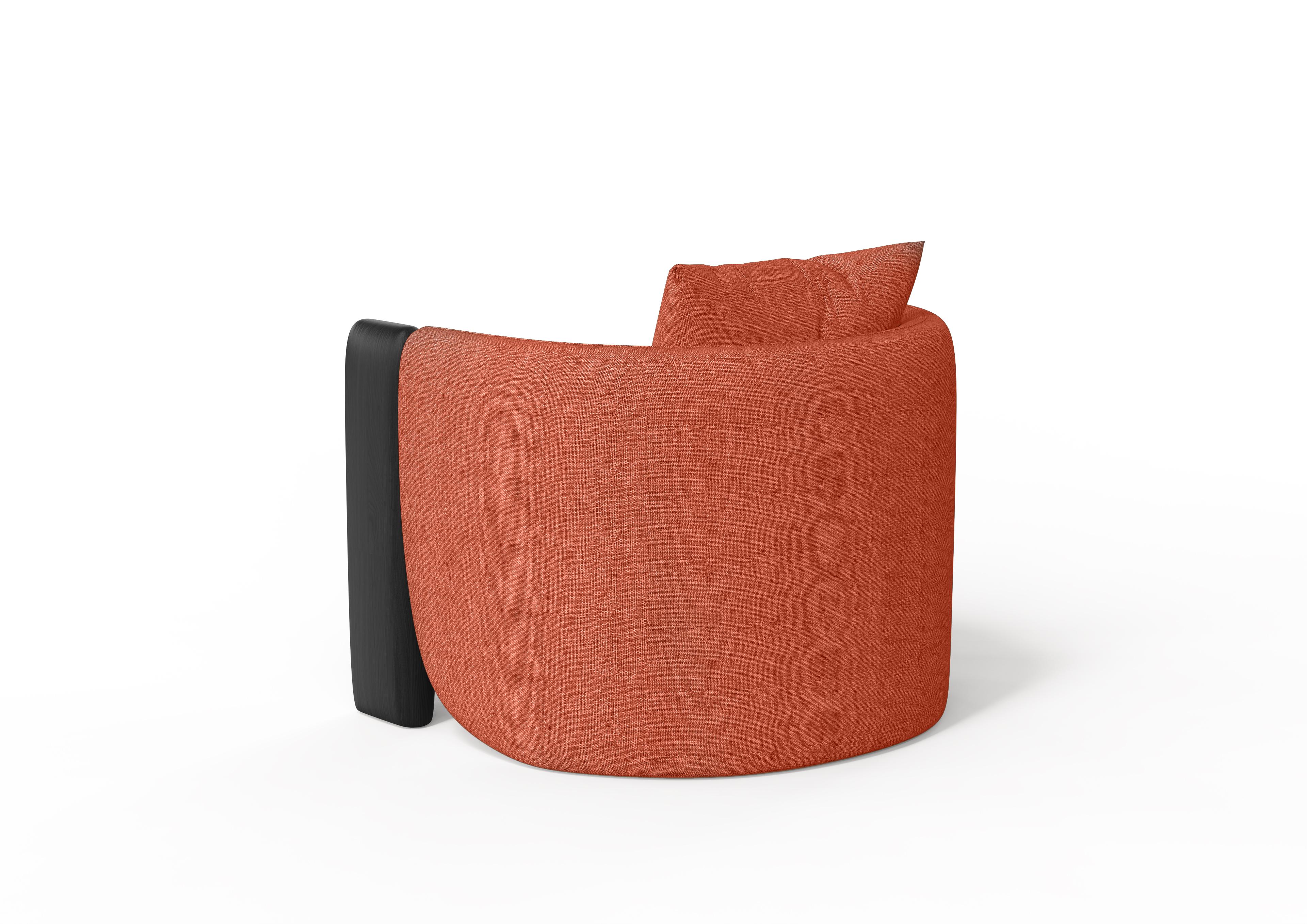 Die unkonventionelle Form des Sunset-Sessels zielt darauf ab, eine Dekoration zu schaffen, eine klare und zarte Linie zwischen der klassischen Wannenstruktur der Sessel und einem organischen und natürlichen Stil. Die gefrästen Massivholzstützen