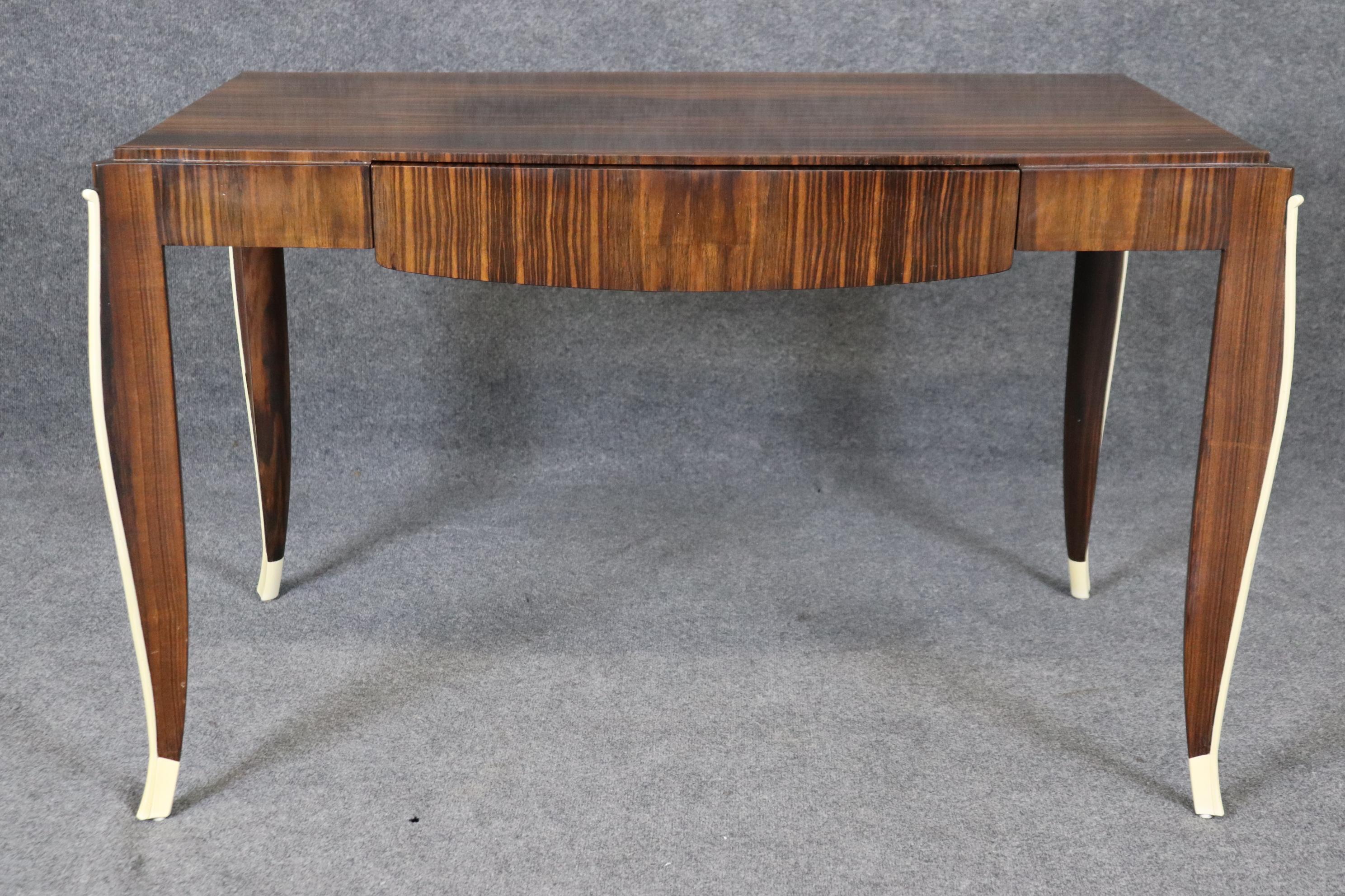 Il s'agit d'une fantastique recréation d'un bureau Art déco de style Ruhlmann des années passées et il est en bon état. Le bureau présente un superbe placage d'ébène de Macassar et une garniture en faux ivoire. Ce bureau a été fabriqué sur mesure en