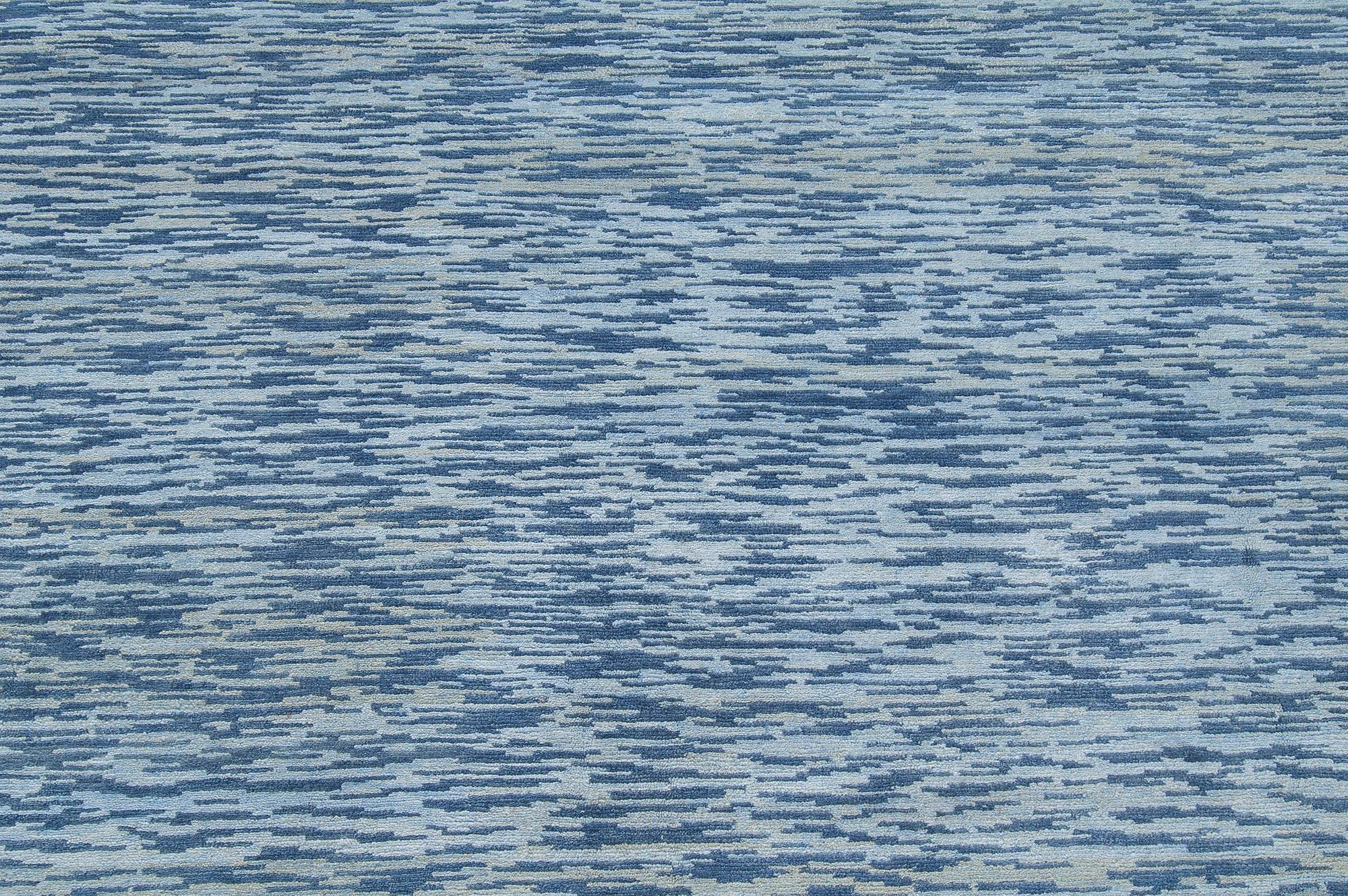 Modernes schwedisches Design blauer handgefertigter Wollteppich von Doris Leslie Blau.
Größe: 10,5