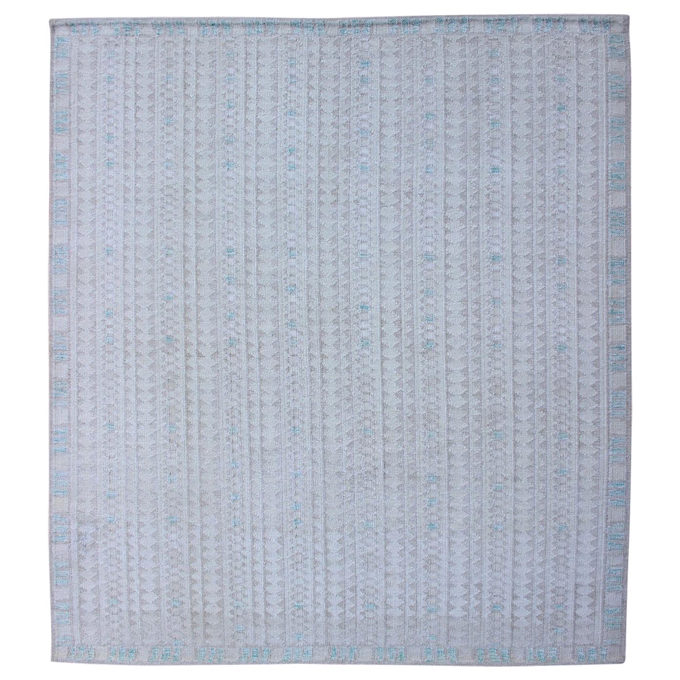 Tappeto dal design moderno svedese con disegno all-over in bianco, grigio e azzurro in vendita
