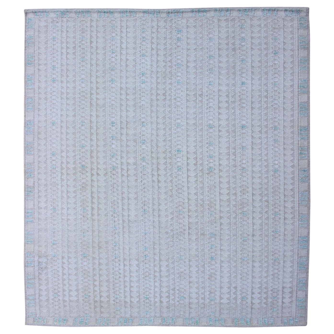 Tapis de design suédois moderne à motifs sur toute sa surface en blanc, taupe et bleu clair