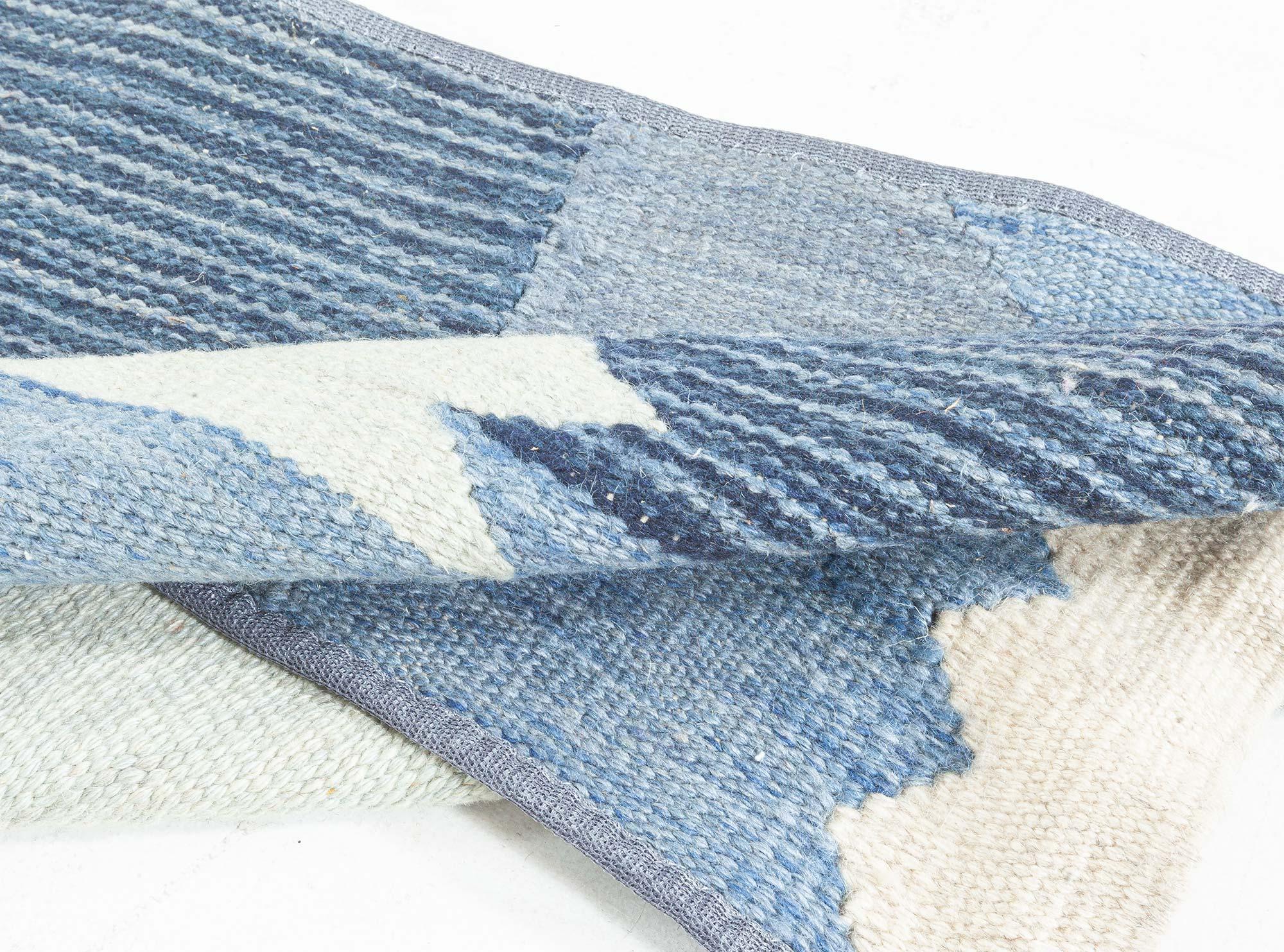 Moderner schwedischer Fragment-Läufer von Doris Leslie Blau (Handgeknüpft) im Angebot