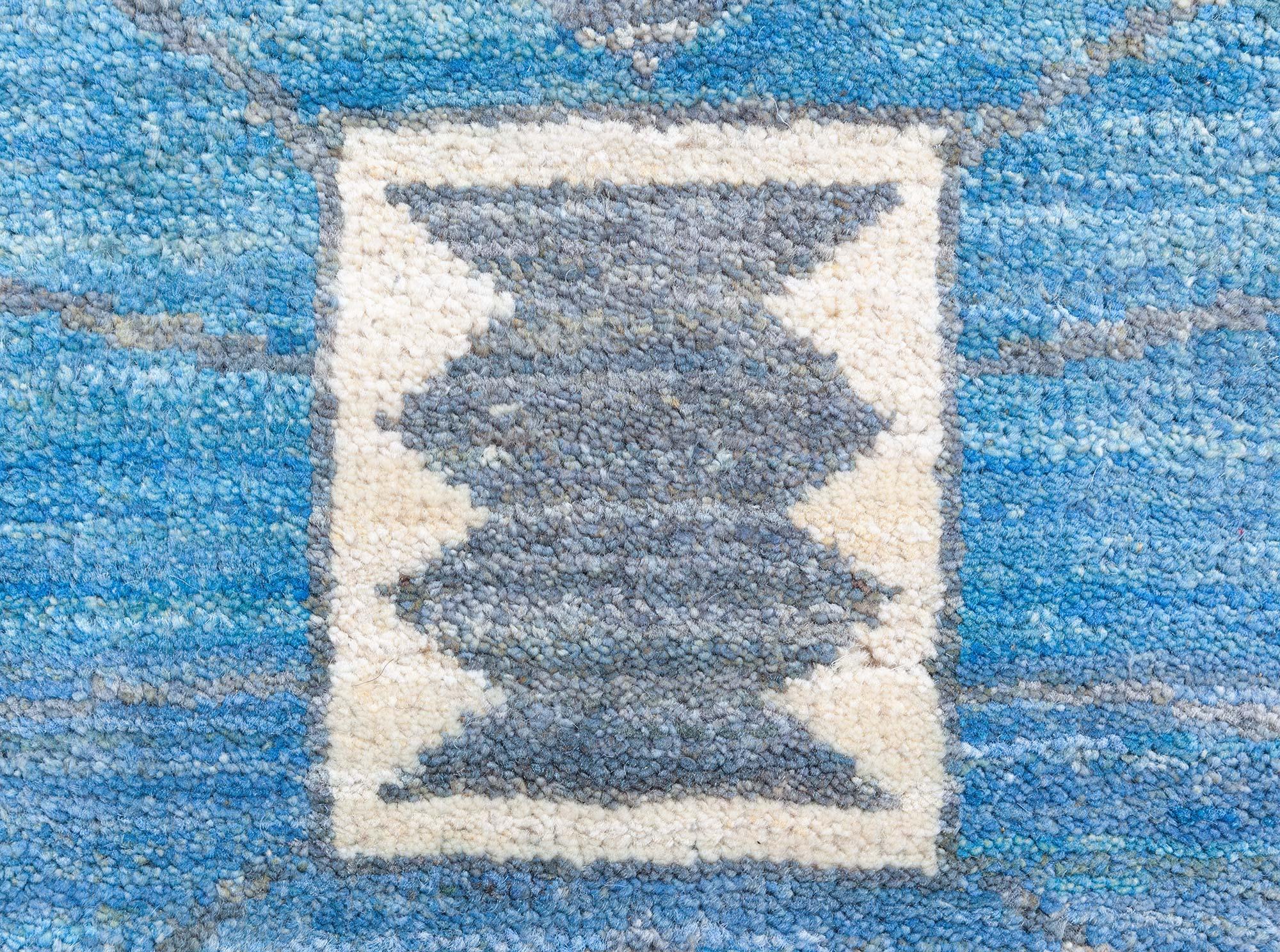 Noué à la main Tapis moderne en laine bleue à poils suédois par Doris Leslie Blau en vente