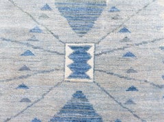 Alfombra moderna de pelo sueco en tonos azules por Doris Leslie Blau
