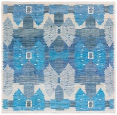 Alfombra moderna de pelo sueco en tonos azules por Doris Leslie Blau
