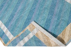 Blauer handgefertigter geometrischer Wollteppich im modernen schwedischen Stil