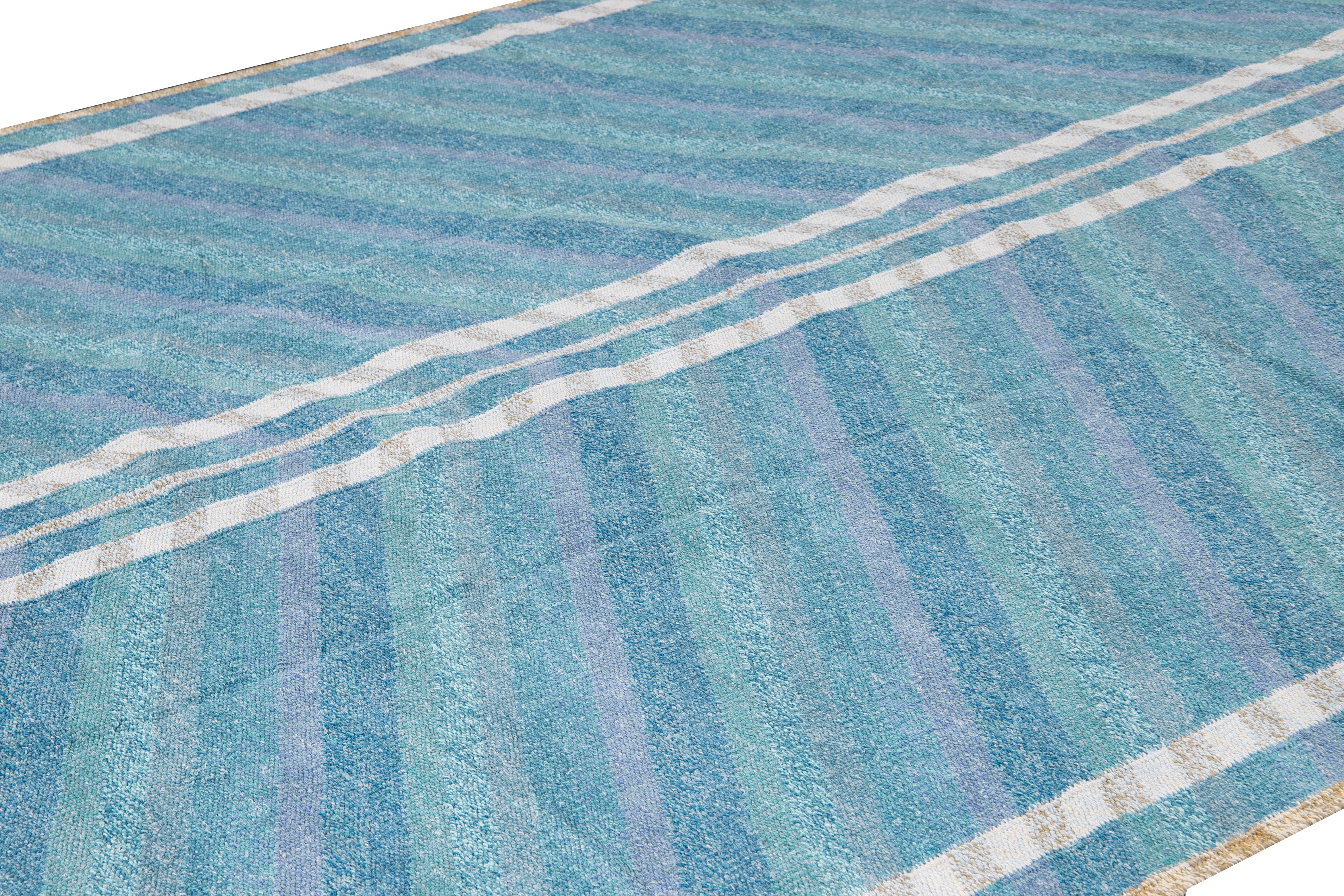 Annodato a mano Tappeto di lana geometrico blu fatto a mano in stile svedese moderno in vendita