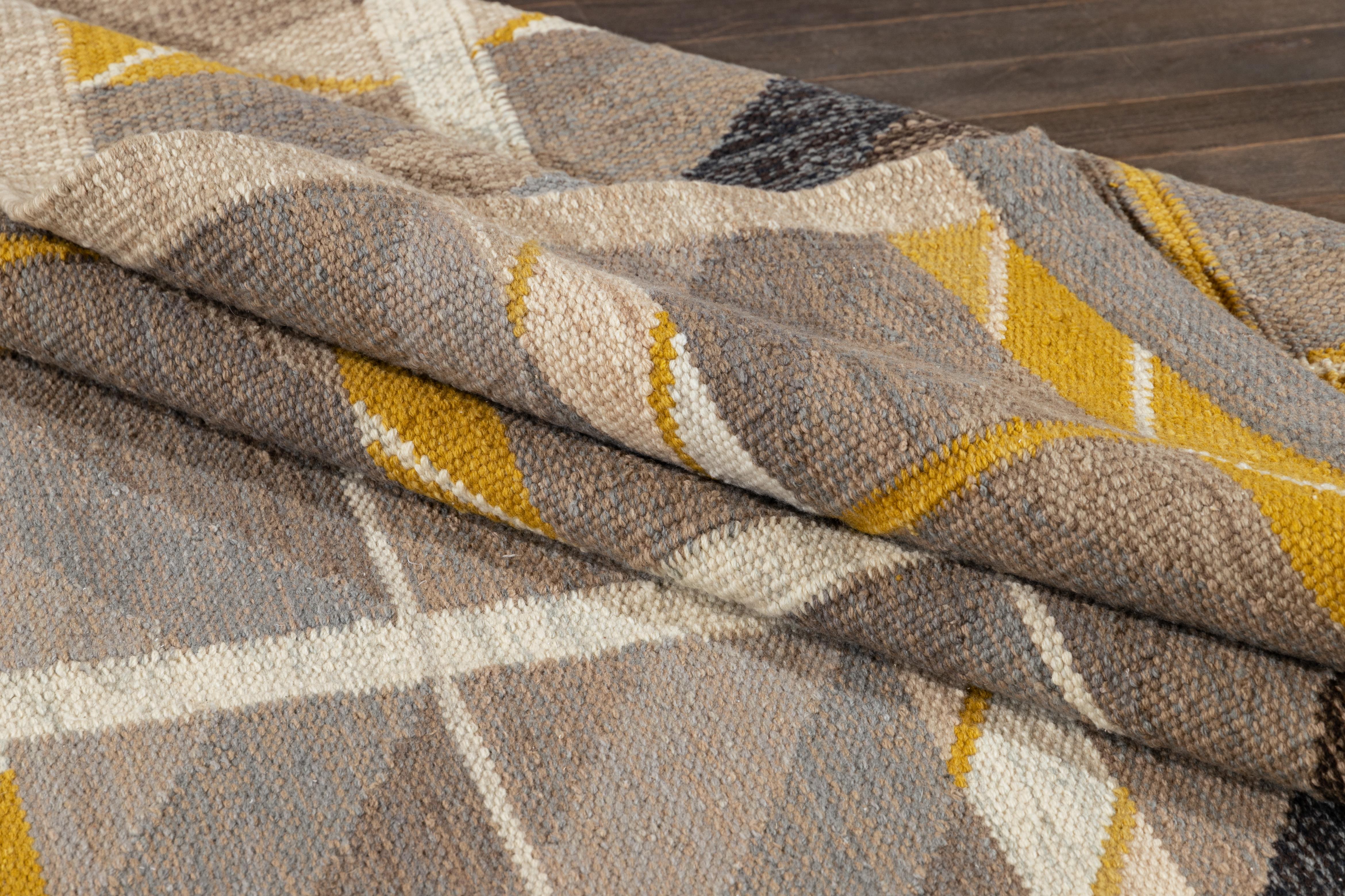 Scopri l'eleganza di questo splendido tappeto contemporaneo in stile svedese, meticolosamente annodato a mano in lana pregiata. La sua sofisticata palette di colori mescola sfumature di grigio, marrone e marrone, splendidamente accentuate da vivaci