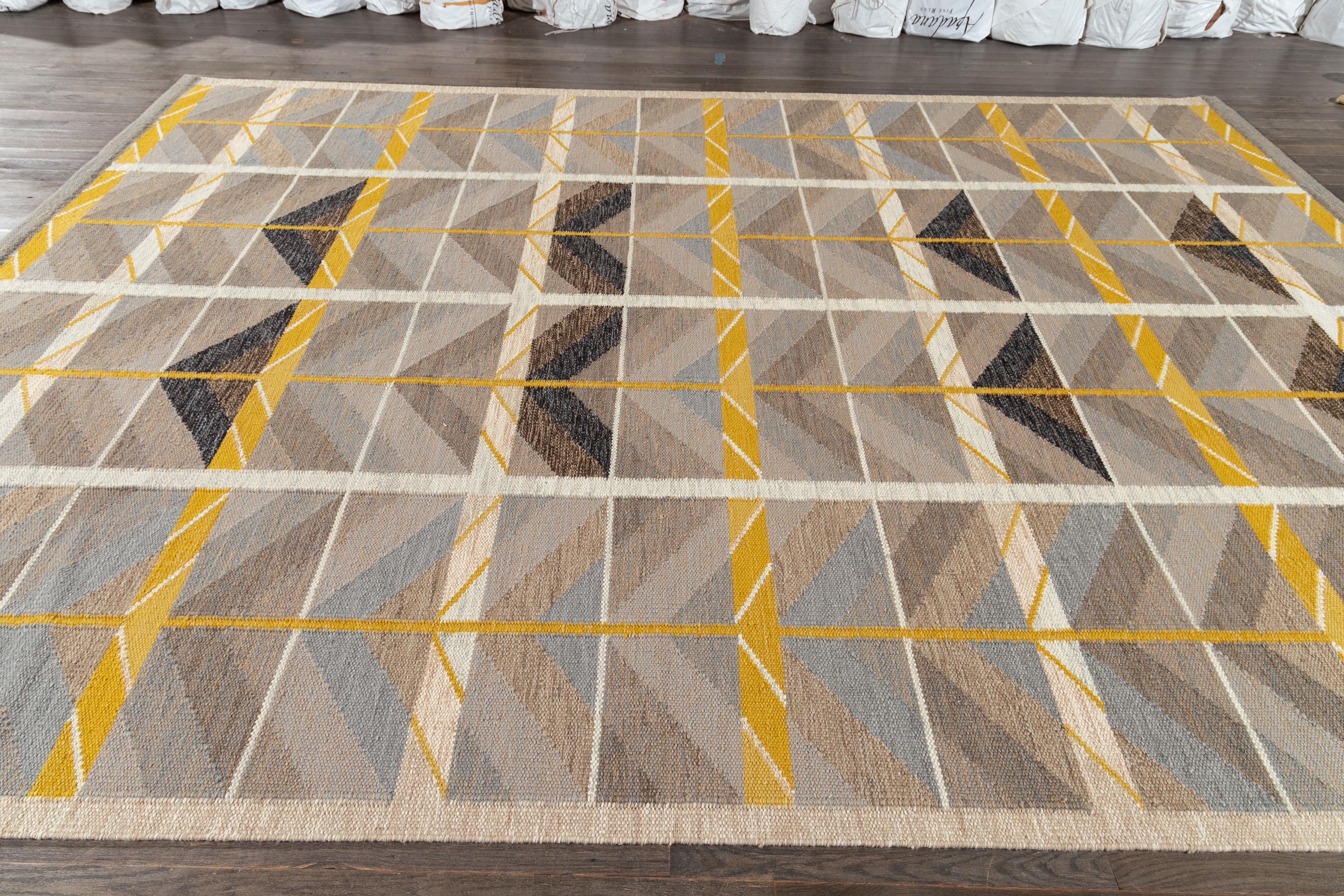 XXI secolo e contemporaneo Tappeto in lana a trama piatta in stile svedese moderno con disegno geometrico in tonalità terrose in vendita