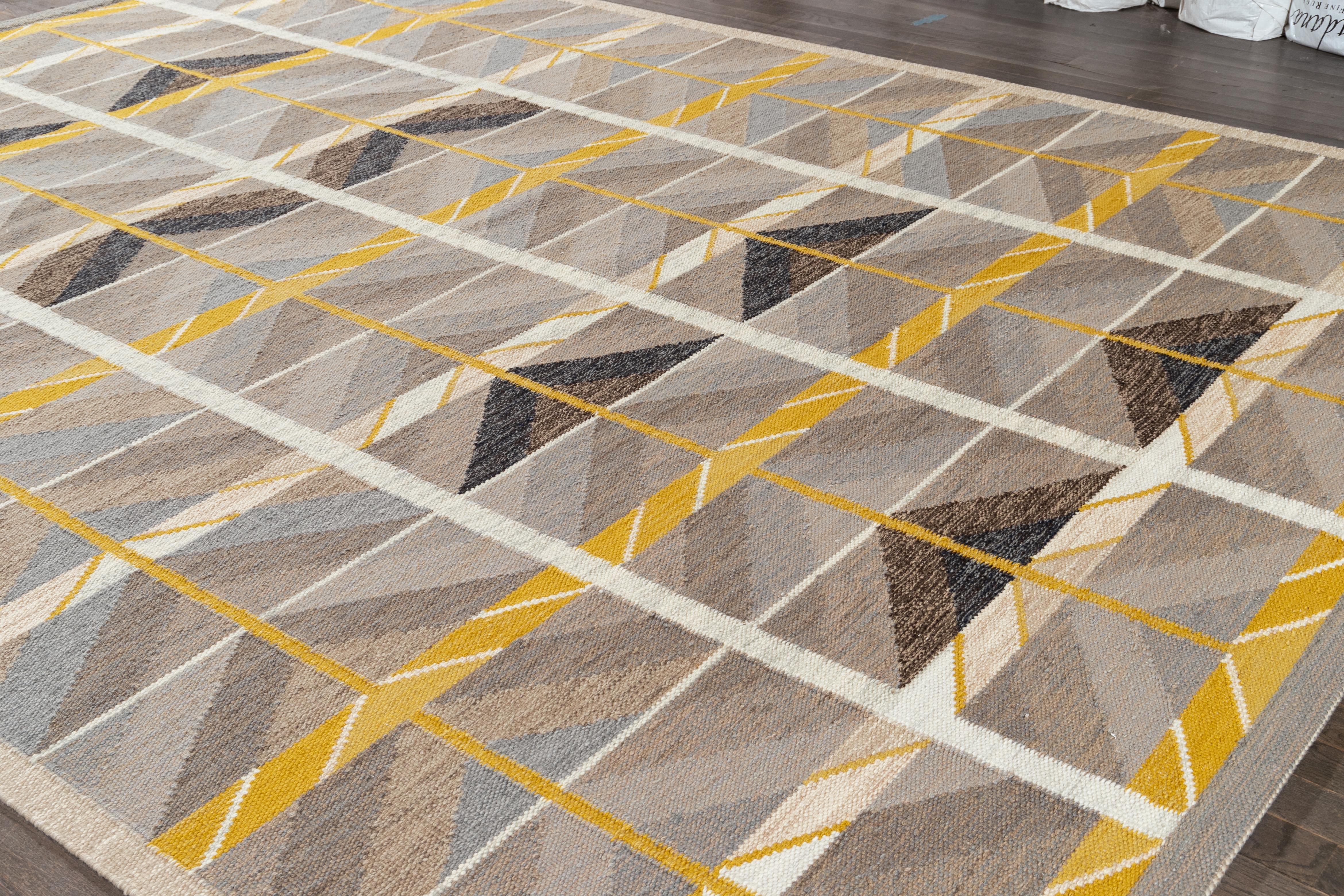 Tappeto in lana a trama piatta in stile svedese moderno con disegno geometrico in tonalità terrose in vendita 1