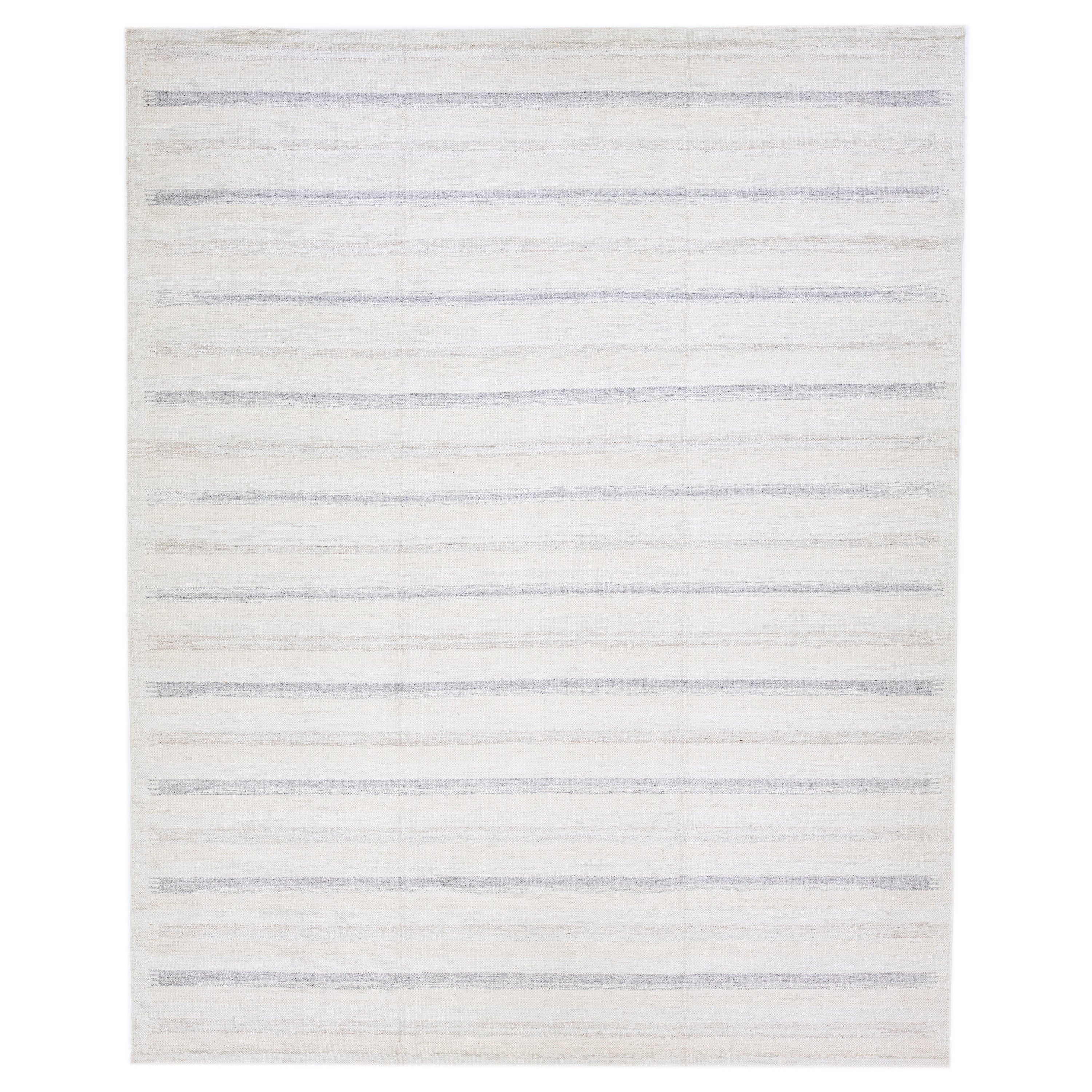 Handgefertigter Wollteppich in Beige und Grau mit gestreiftem Design im modernen schwedischen Stil im Angebot