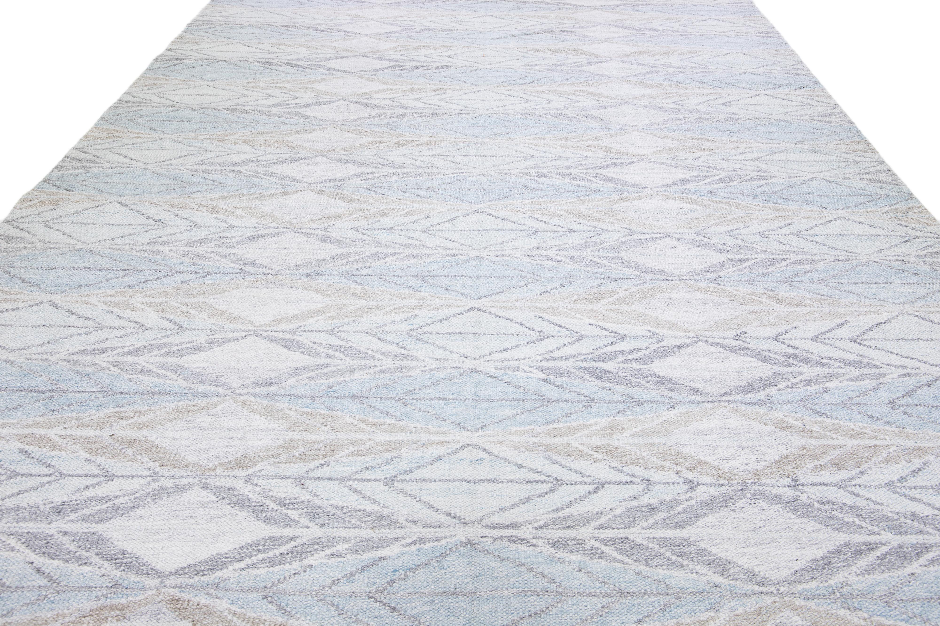 Scandinavo moderno Tappeto in lana blu in stile svedese moderno, fatto a mano e dal design geometrico in vendita