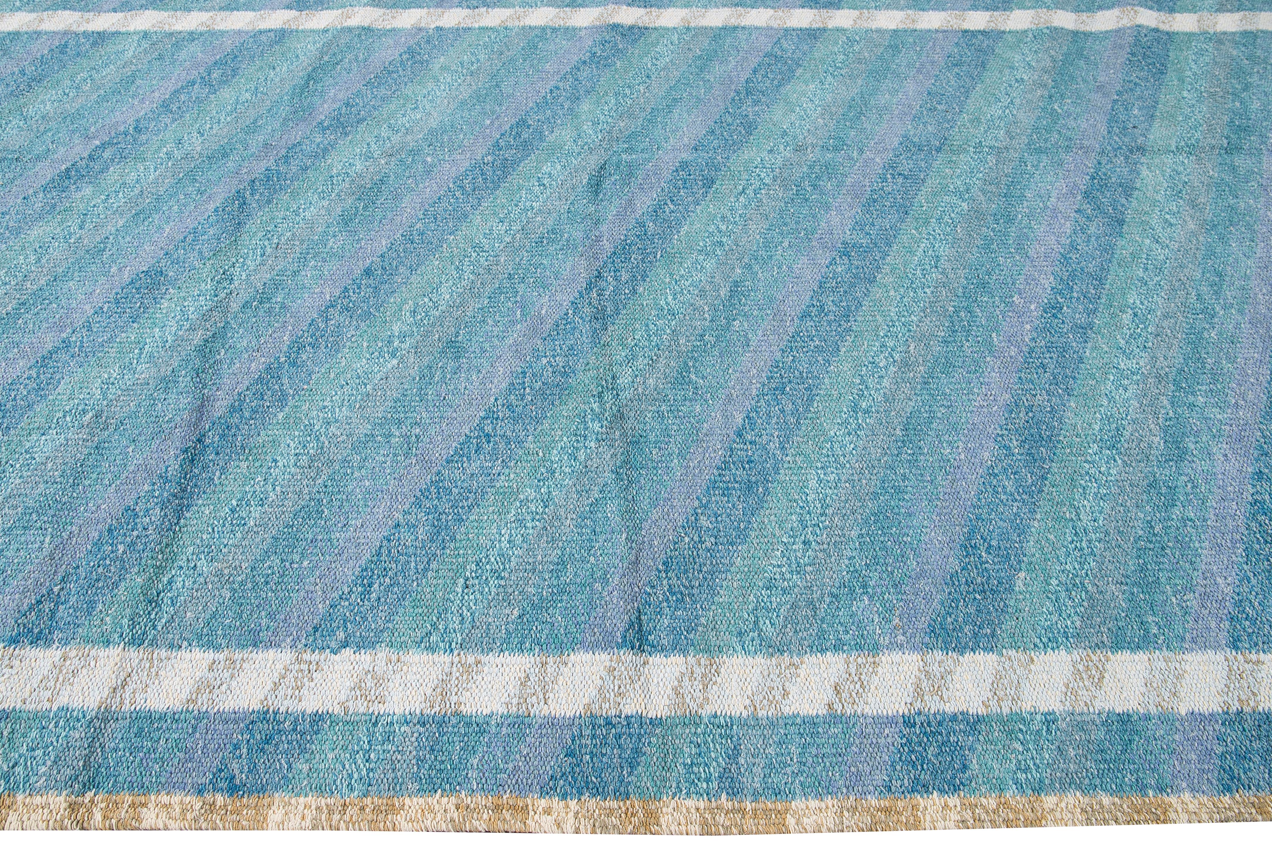 Handgefertigter geometrischer Oversize-Teppich aus blauer Wolle im modernen schwedischen Stil im Angebot 3