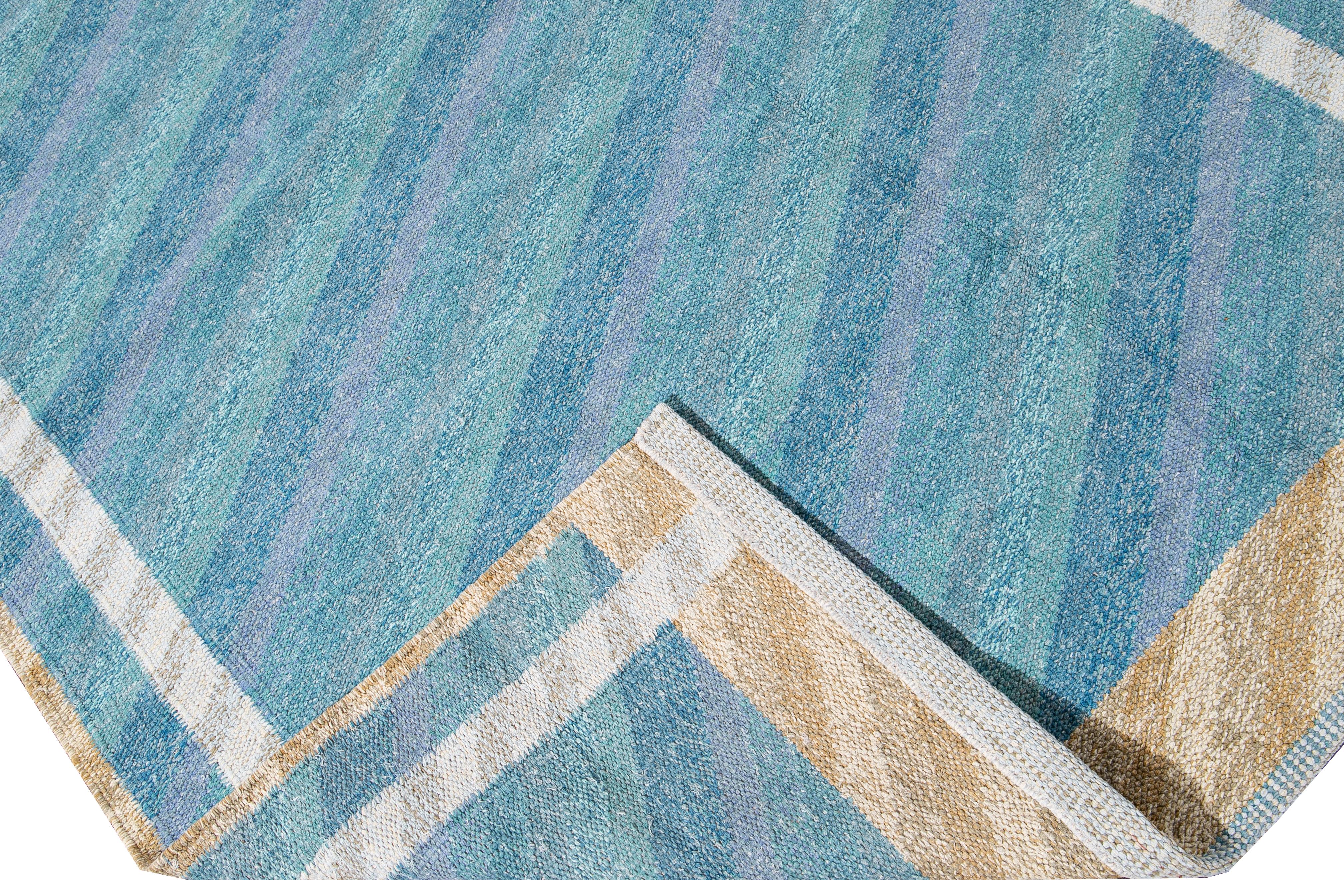 Schöner moderner Wollteppich in Übergröße im schwedischen Stil mit blauem Feld. Dieser schwedische Teppich hat elfenbein- und beigefarbene Akzente in einem wunderschönen geometrischen, abstrakten Muster.

 Dieser Teppich misst: 12'1