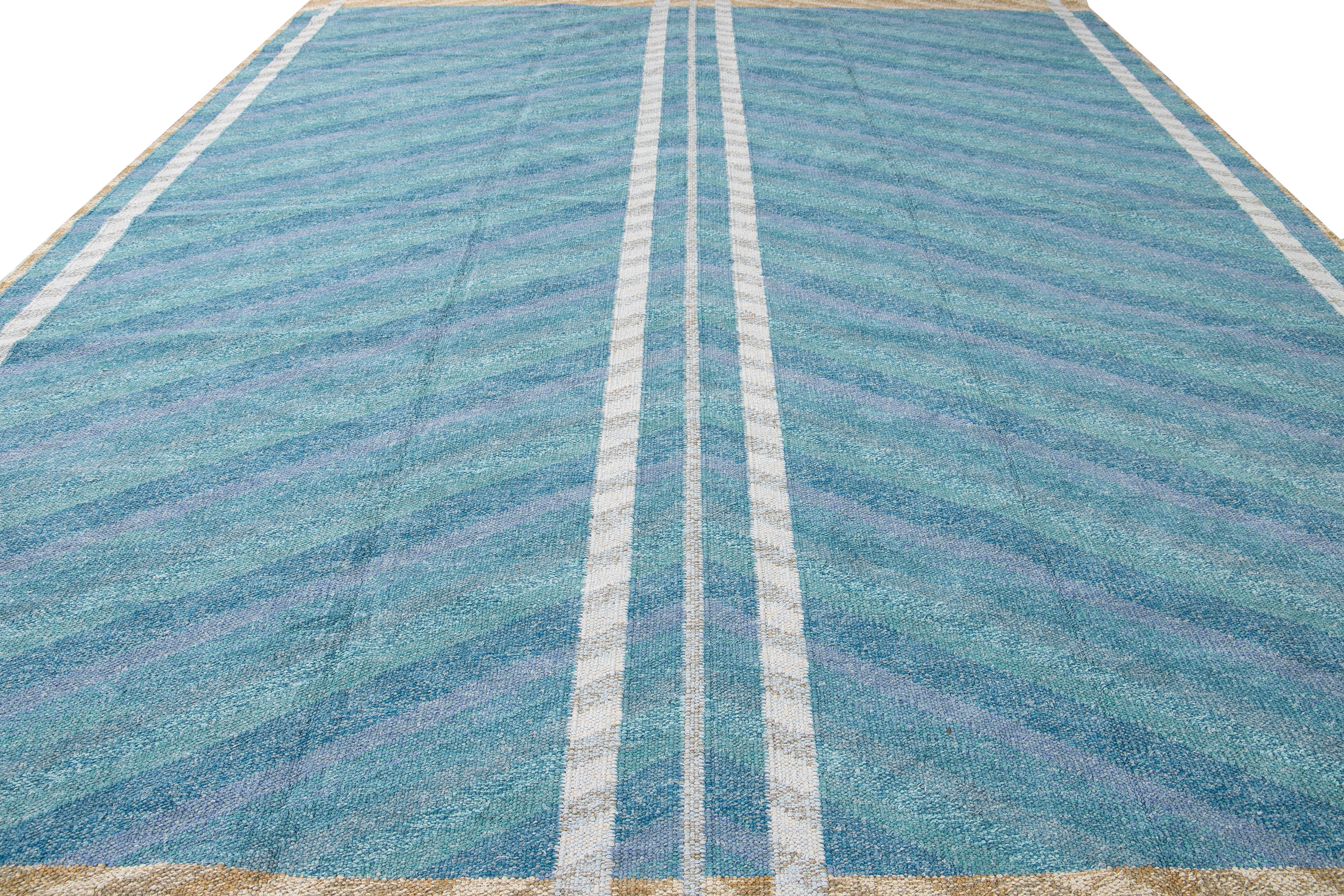 Handgefertigter geometrischer Oversize-Teppich aus blauer Wolle im modernen schwedischen Stil (Skandinavische Moderne) im Angebot