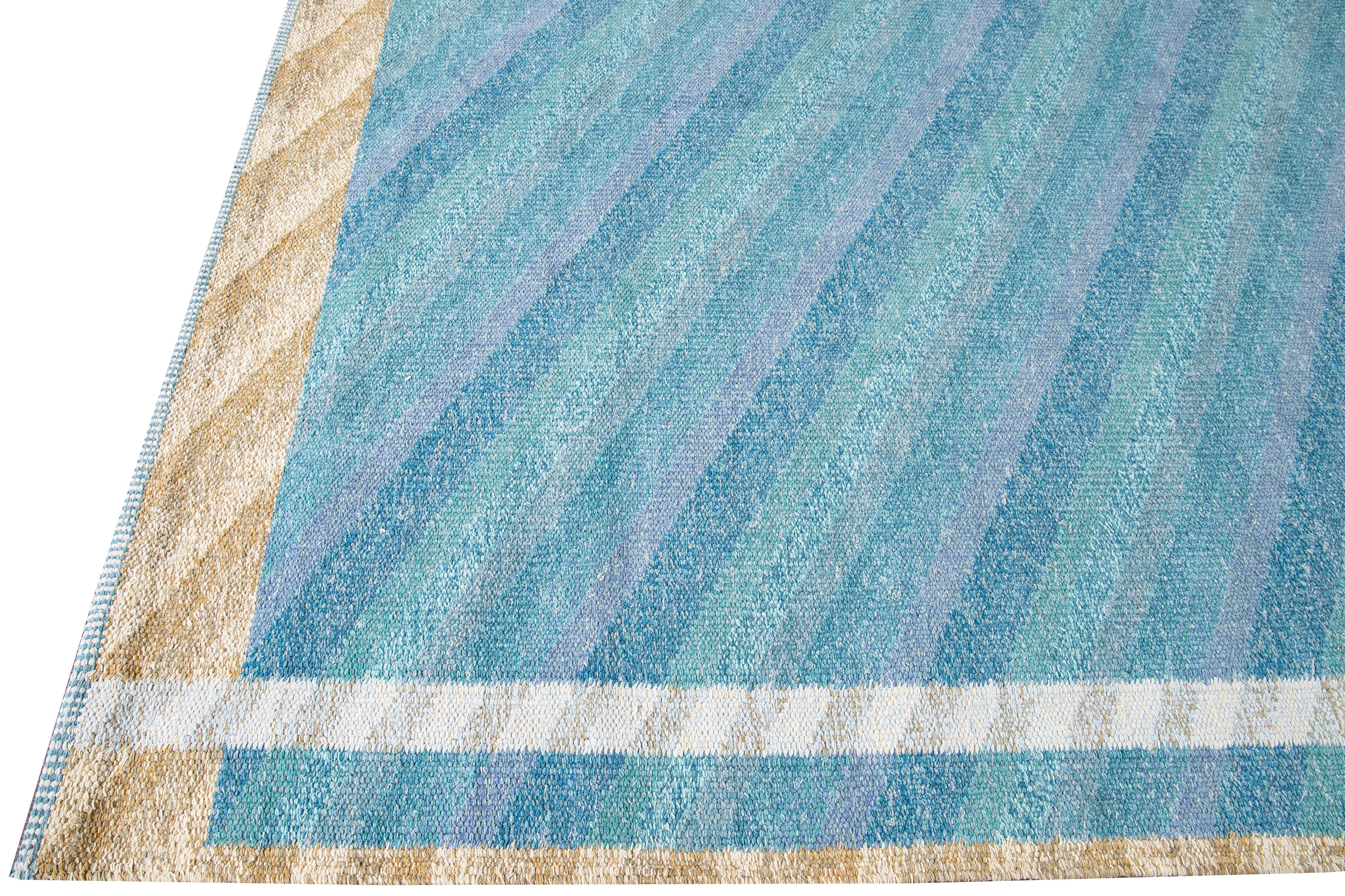 Handgefertigter geometrischer Oversize-Teppich aus blauer Wolle im modernen schwedischen Stil (Indisch) im Angebot