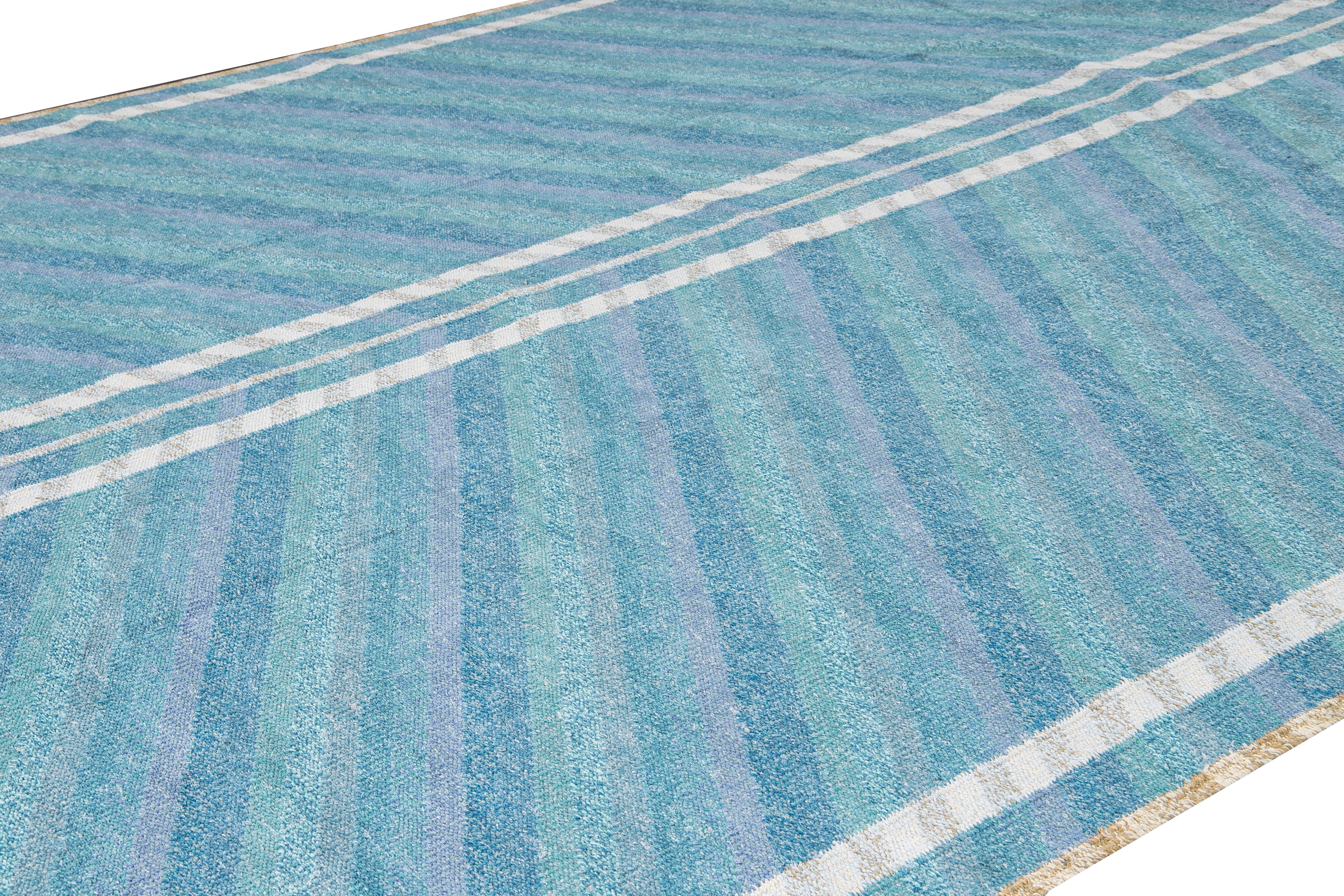 Handgefertigter geometrischer Oversize-Teppich aus blauer Wolle im modernen schwedischen Stil (Handgeknüpft) im Angebot