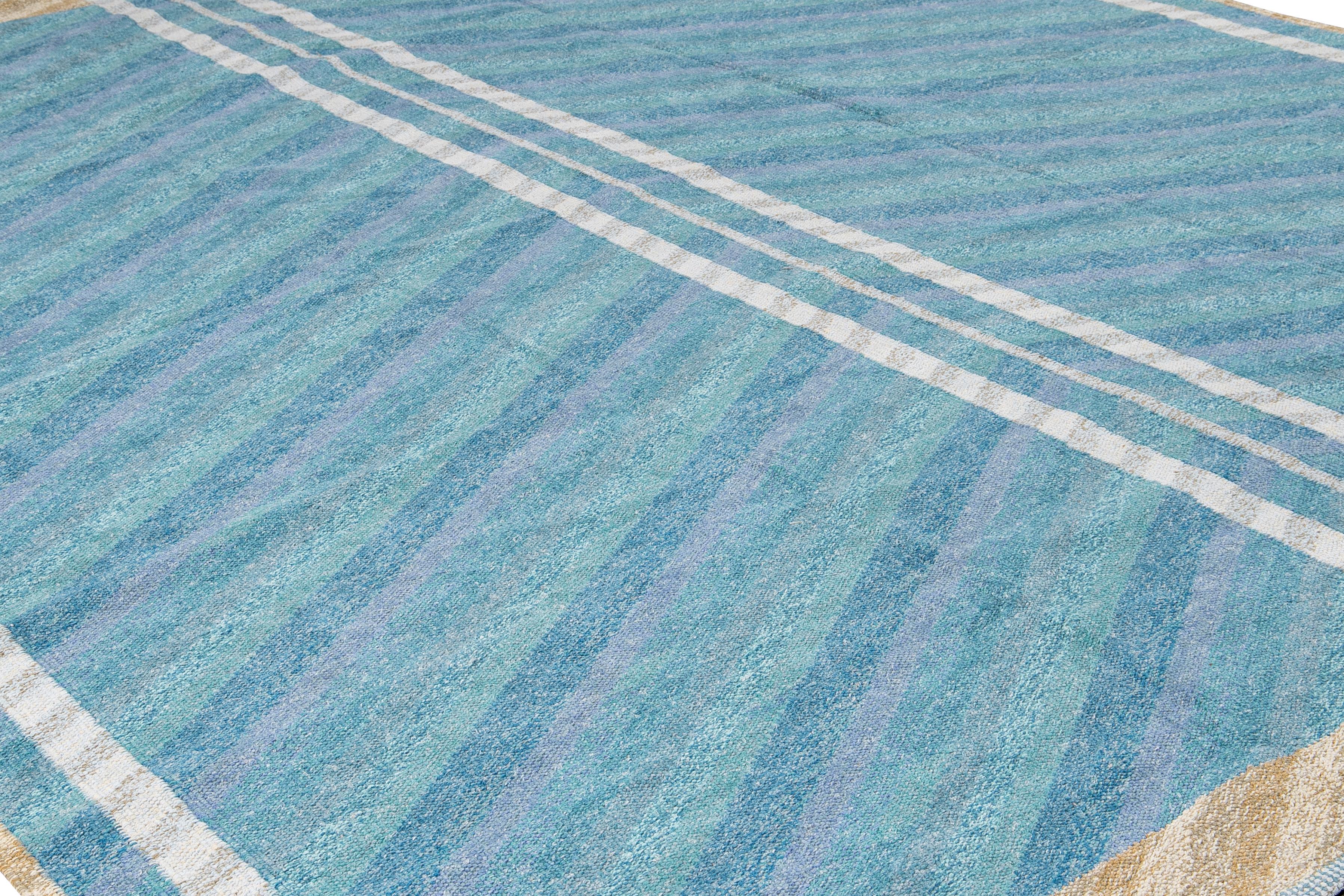 Handgefertigter geometrischer Oversize-Teppich aus blauer Wolle im modernen schwedischen Stil (21. Jahrhundert und zeitgenössisch) im Angebot