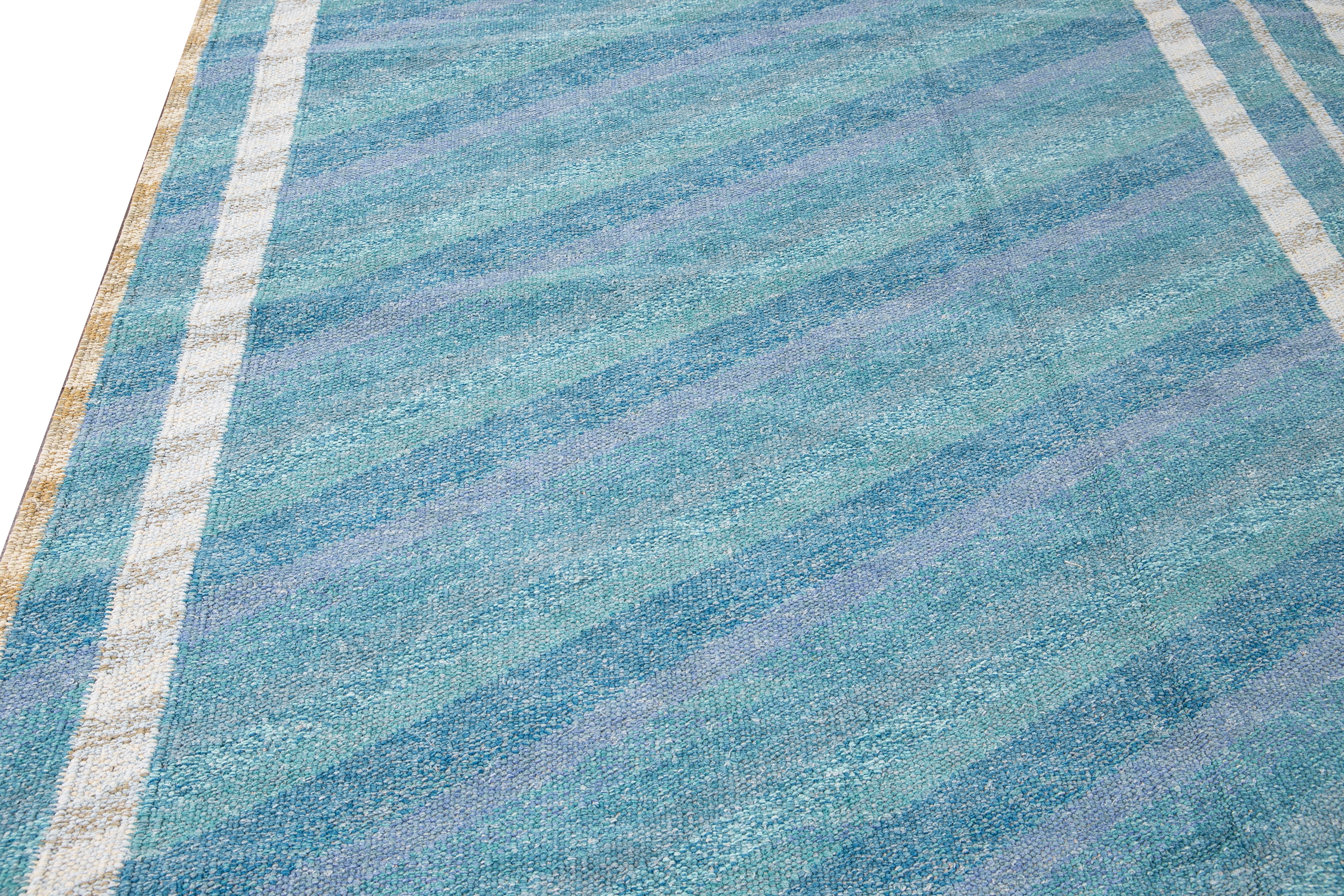 Handgefertigter geometrischer Oversize-Teppich aus blauer Wolle im modernen schwedischen Stil im Angebot 1
