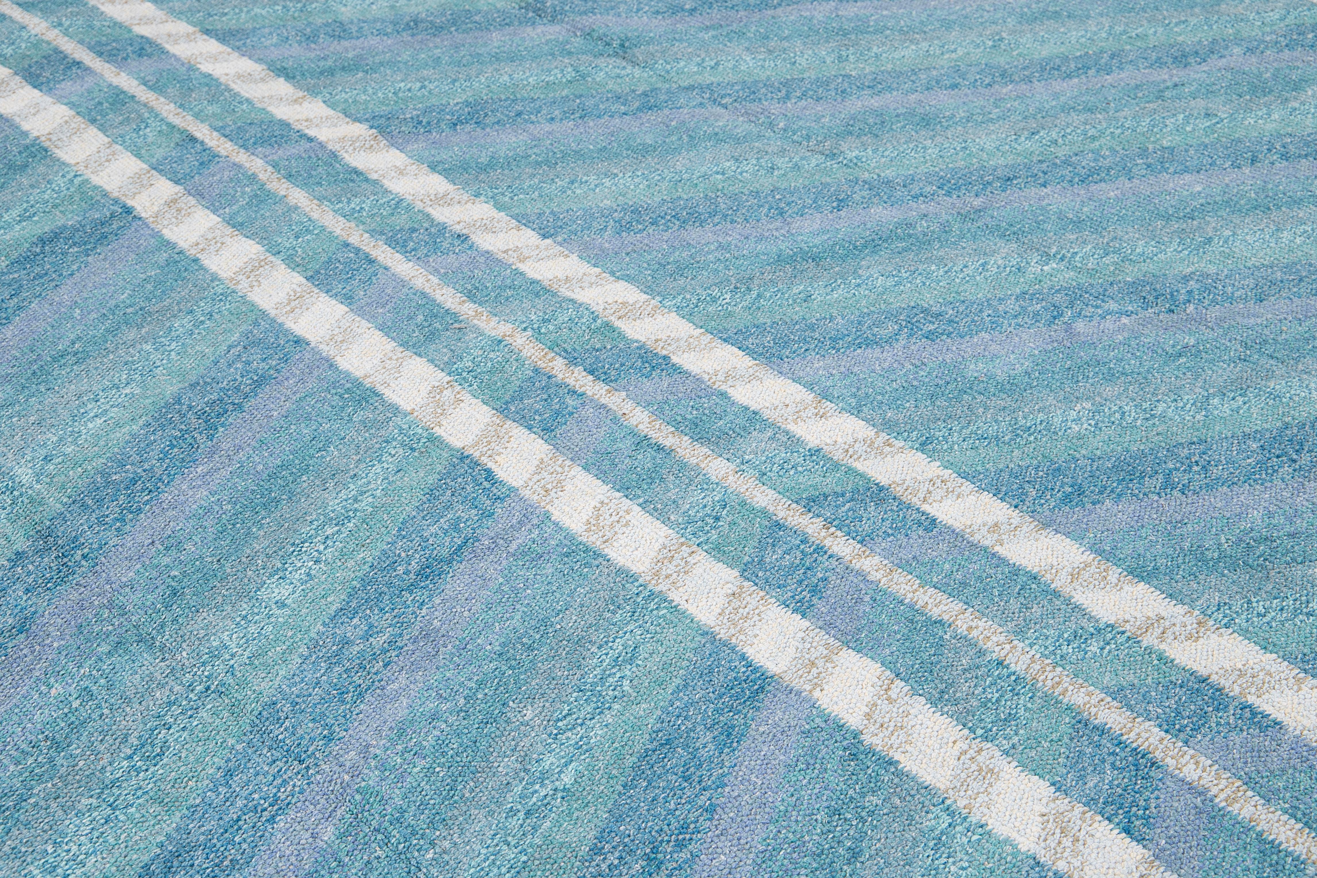 Handgefertigter geometrischer Oversize-Teppich aus blauer Wolle im modernen schwedischen Stil im Angebot 2