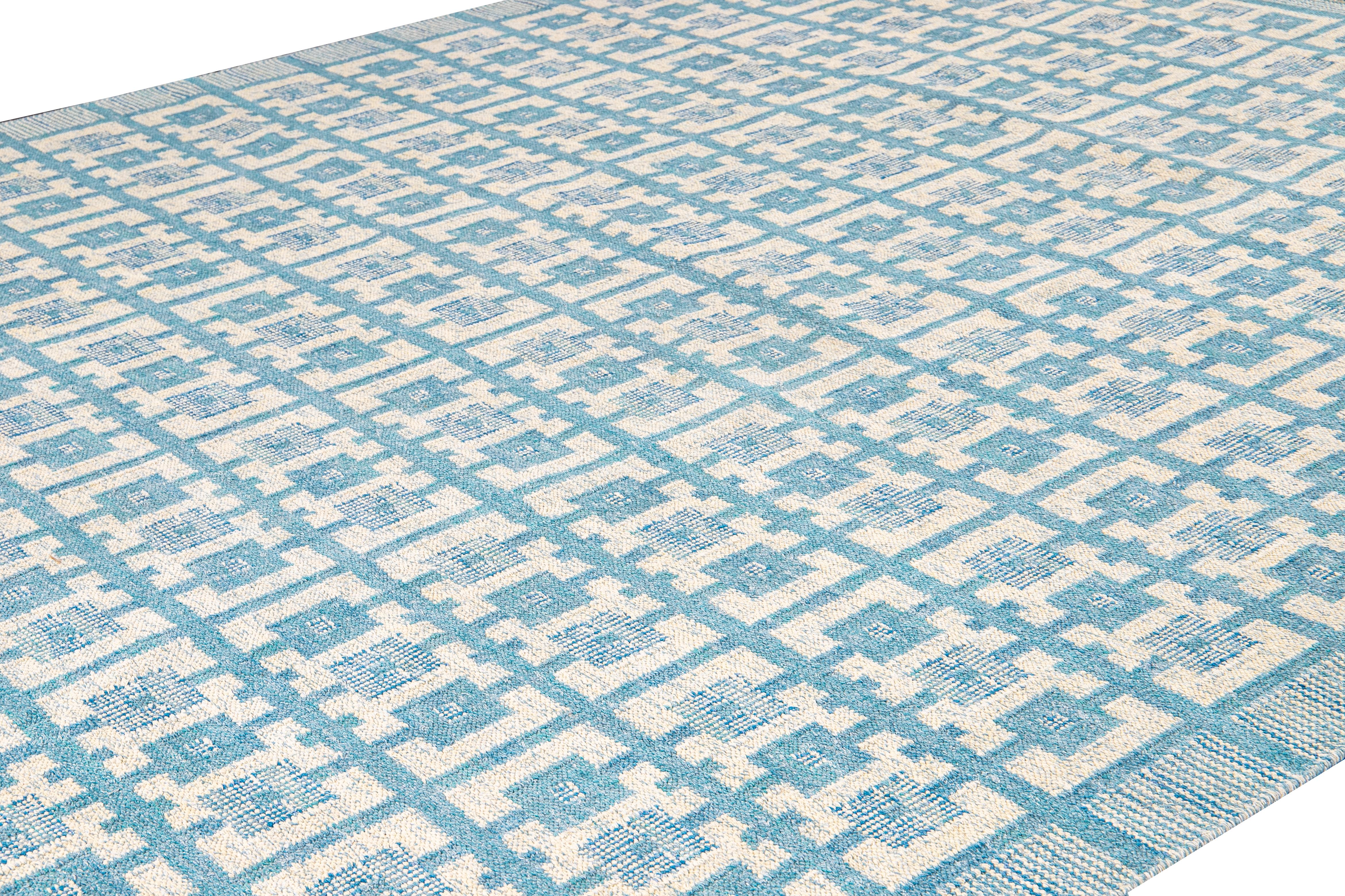 Annodato a mano Tappeto in lana blu e avorio oversize realizzato a mano in stile svedese moderno con motivo geometrico in vendita