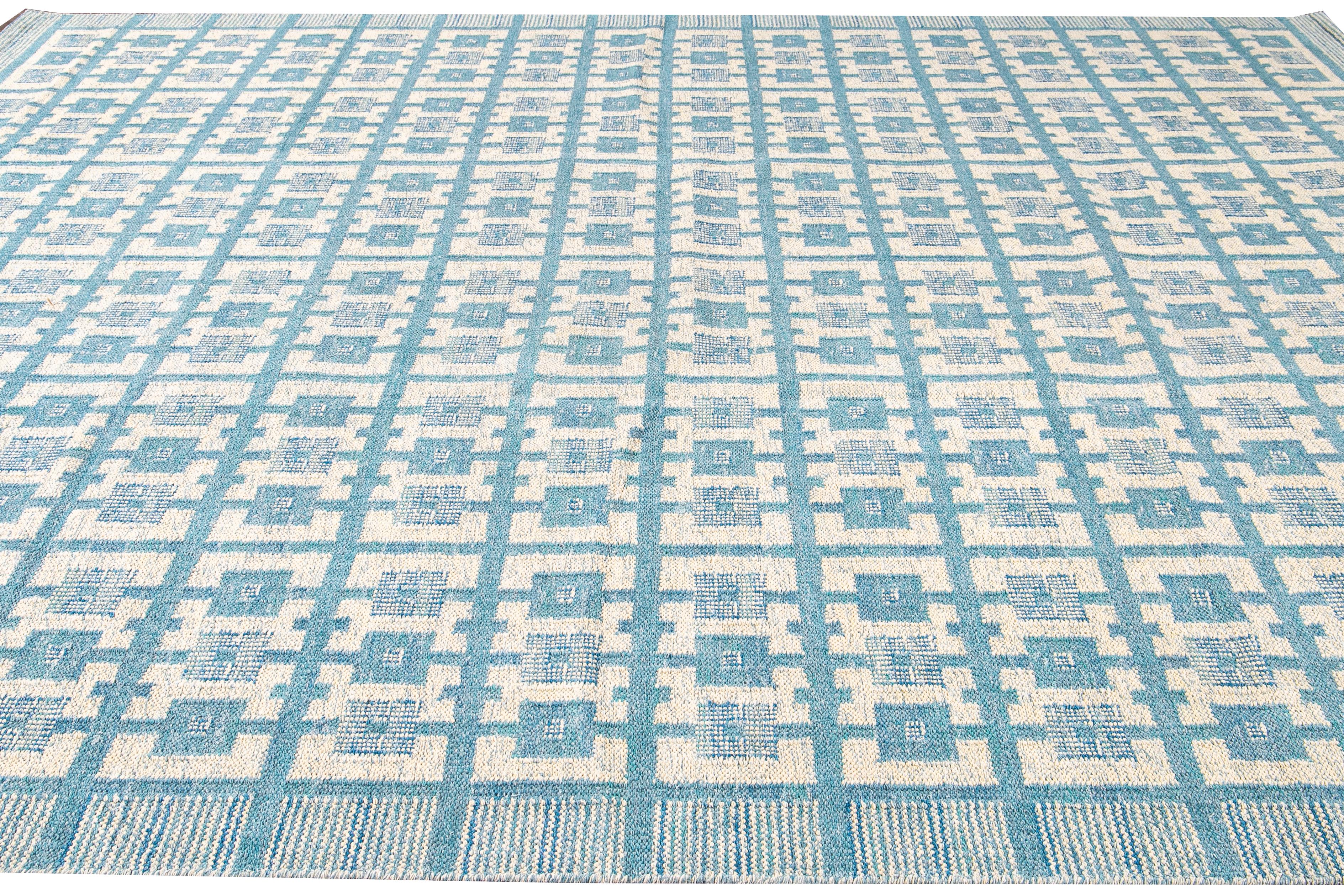 Tappeto in lana blu e avorio oversize realizzato a mano in stile svedese moderno con motivo geometrico In condizioni Nuovo in vendita a Norwalk, CT