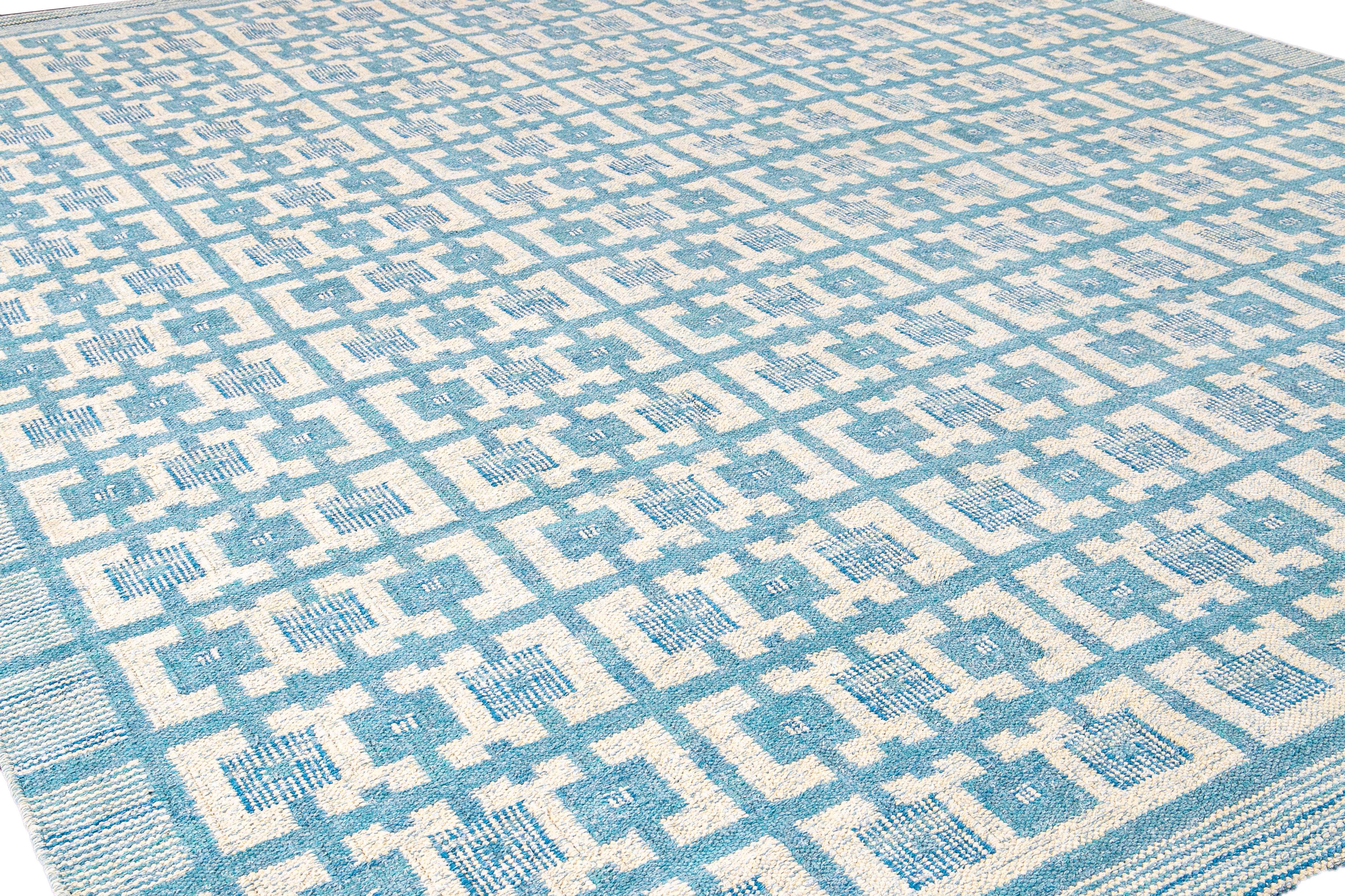 XXI secolo e contemporaneo Tappeto in lana blu e avorio oversize realizzato a mano in stile svedese moderno con motivo geometrico in vendita