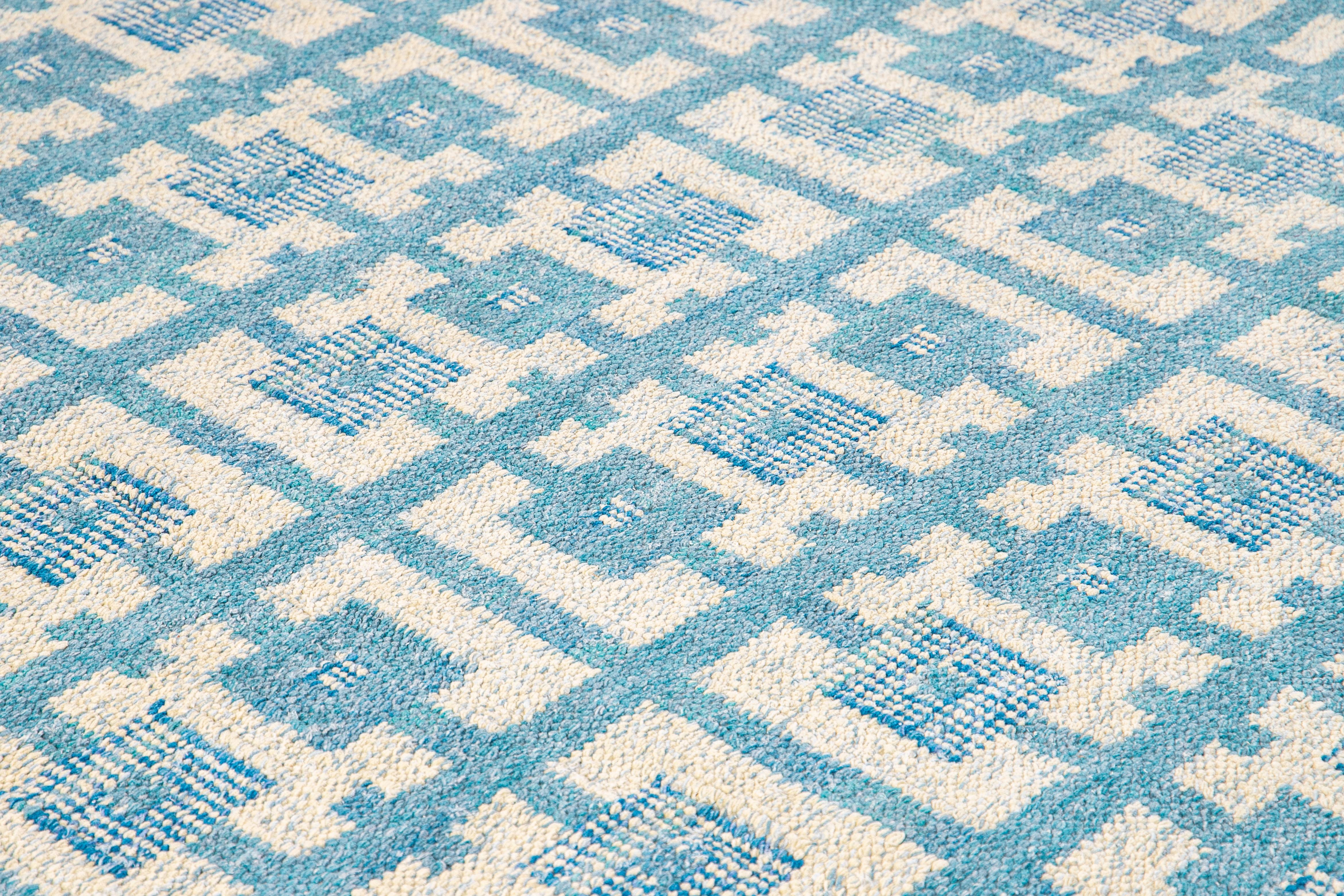 Tappeto in lana blu e avorio oversize realizzato a mano in stile svedese moderno con motivo geometrico in vendita 1