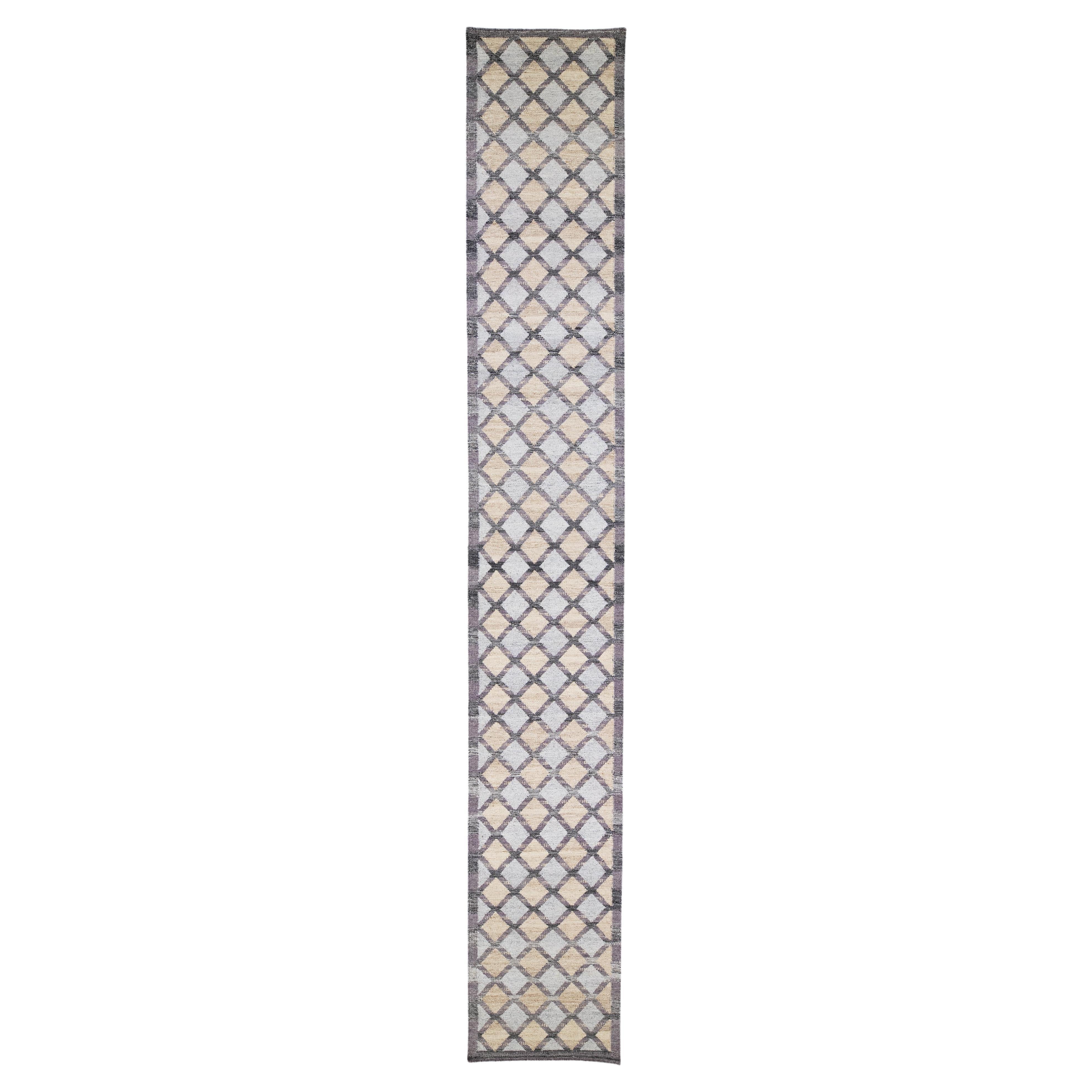 Moderner handgefertigter Woll-Läufer im modernen schwedischen Stil in Grau und Beige mit geometrischem Muster
