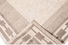 Tappeto di lana beige moderno in stile svedese, fatto a mano e dal design oversize