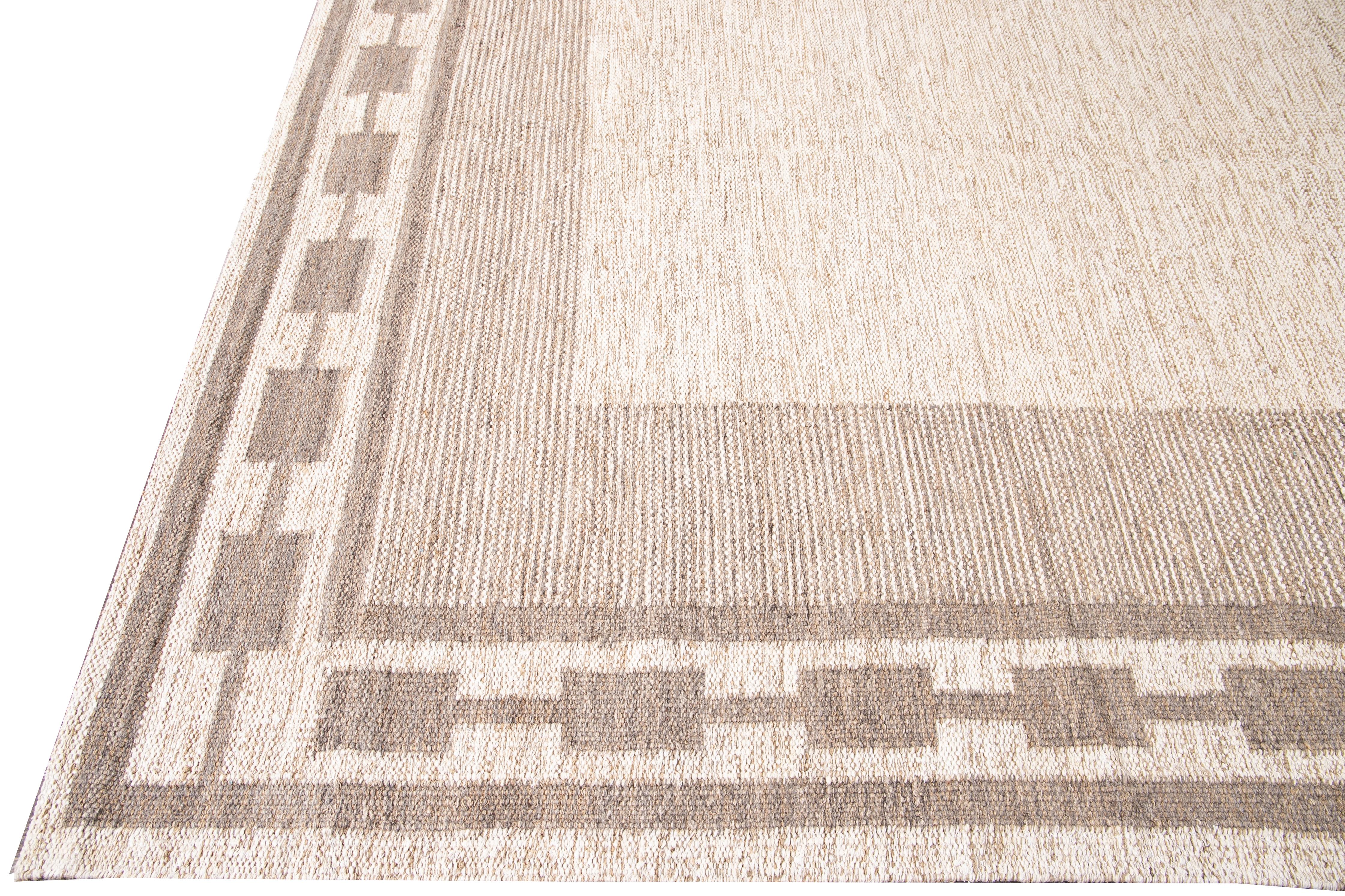 Indiano Tappeto di lana beige moderno in stile svedese, fatto a mano e dal design oversize in vendita
