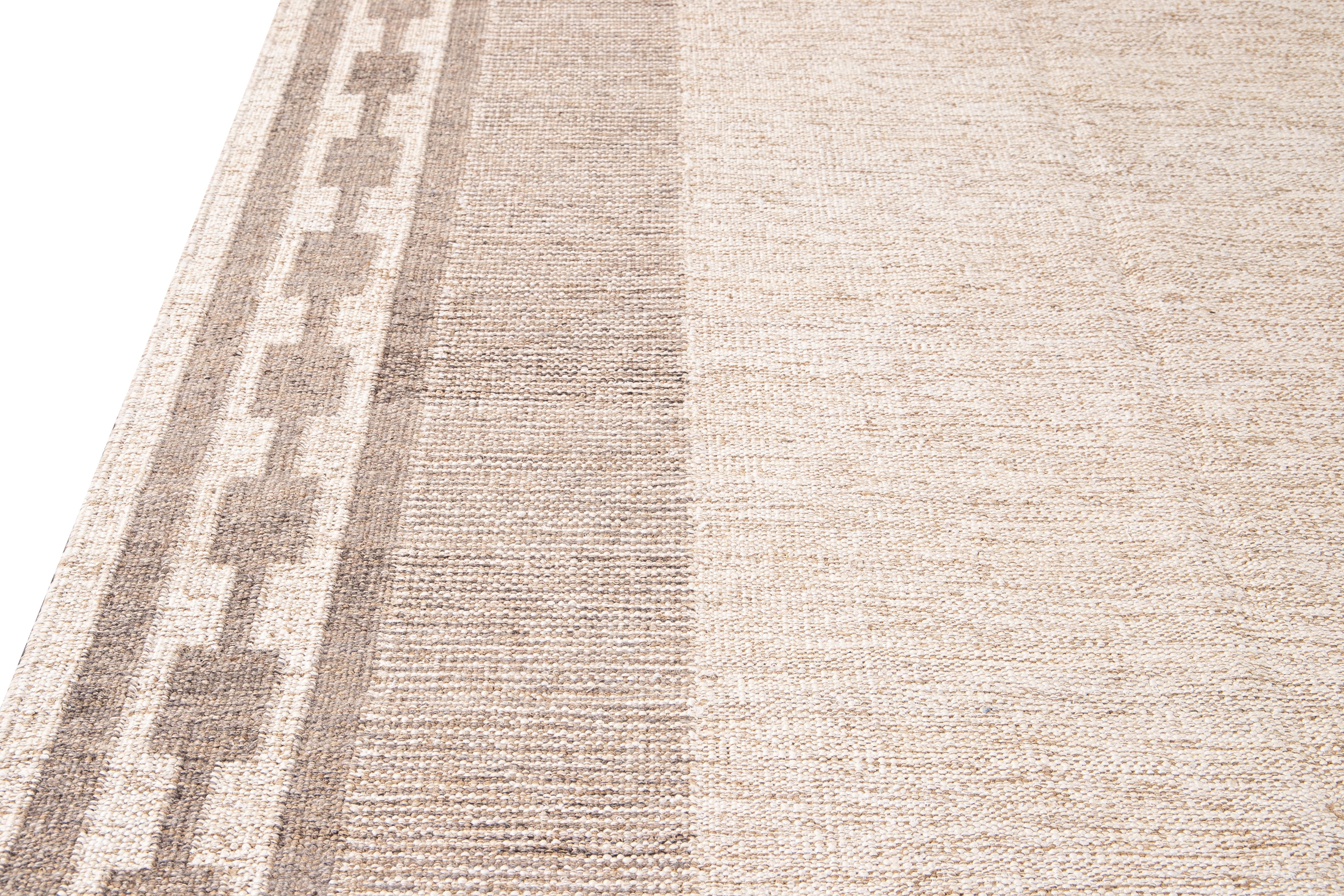 XXI secolo e contemporaneo Tappeto di lana beige moderno in stile svedese, fatto a mano e dal design oversize in vendita