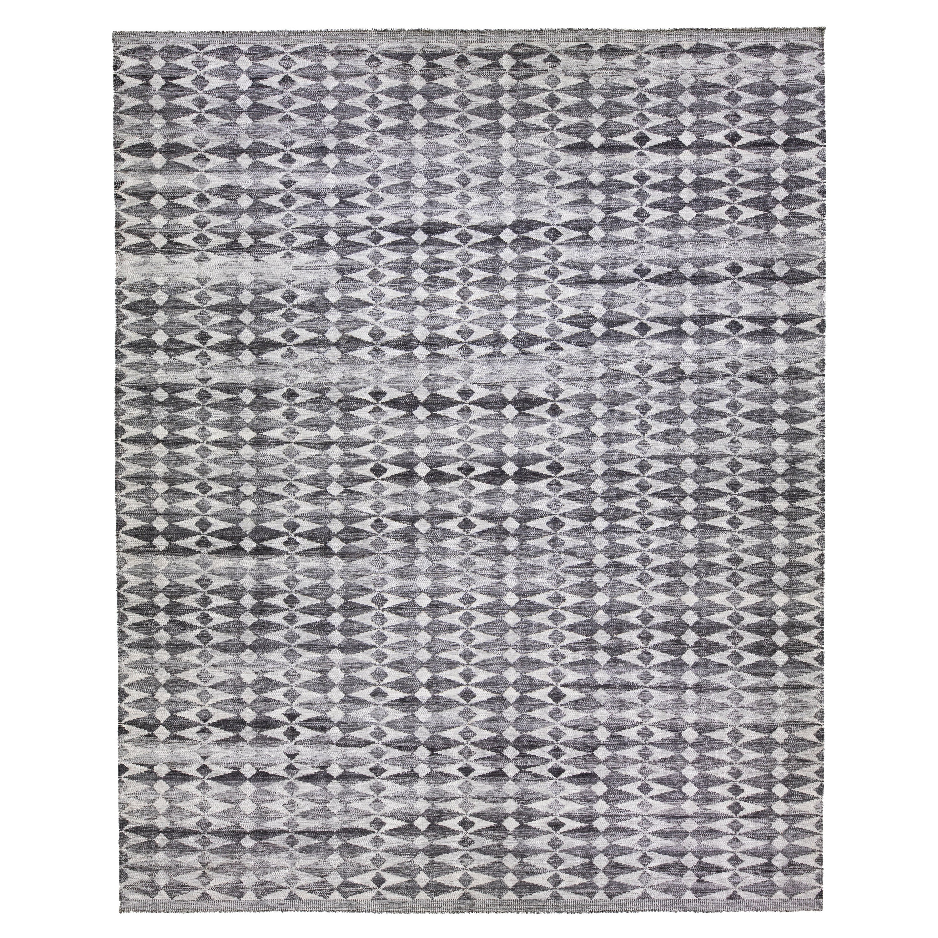 Tappeto in lana grigio oversize fatto a mano in stile svedese moderno con motivo geometrico