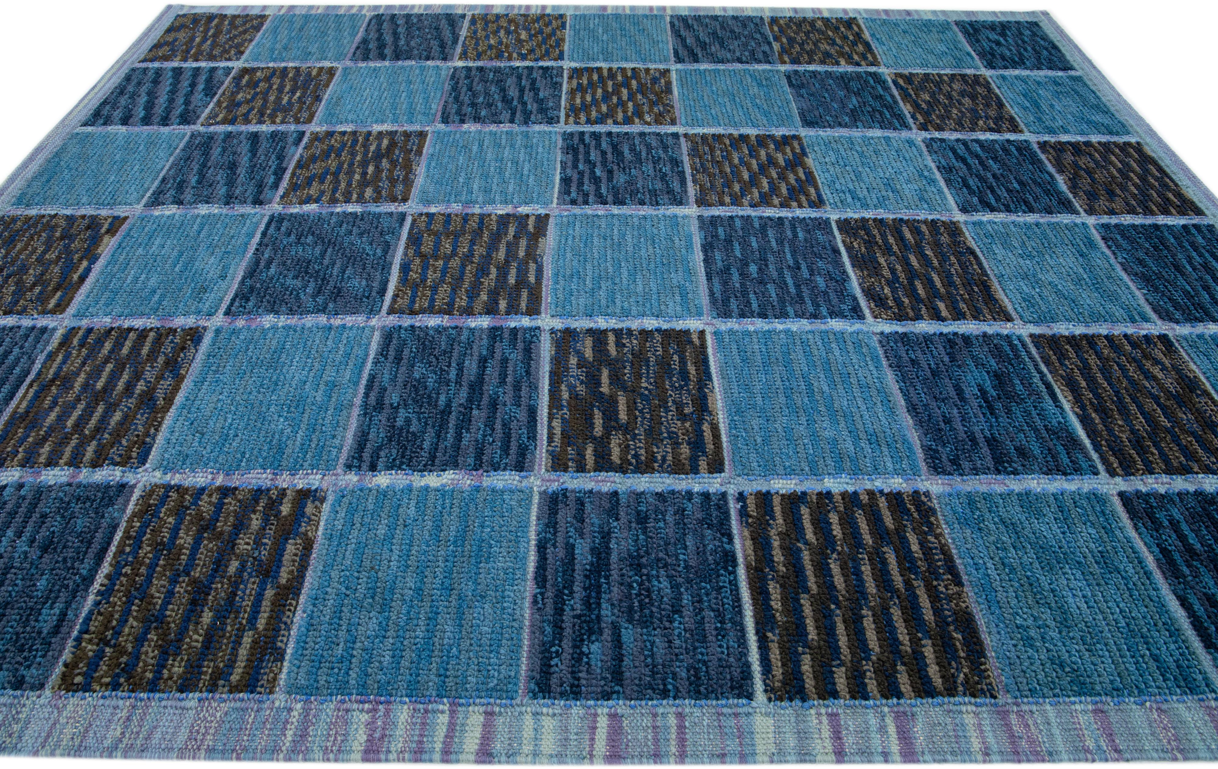 Handgefertigter Wollteppich im modernen schwedischen Stil mit blauem Farbkaro-Design (Indisch) im Angebot