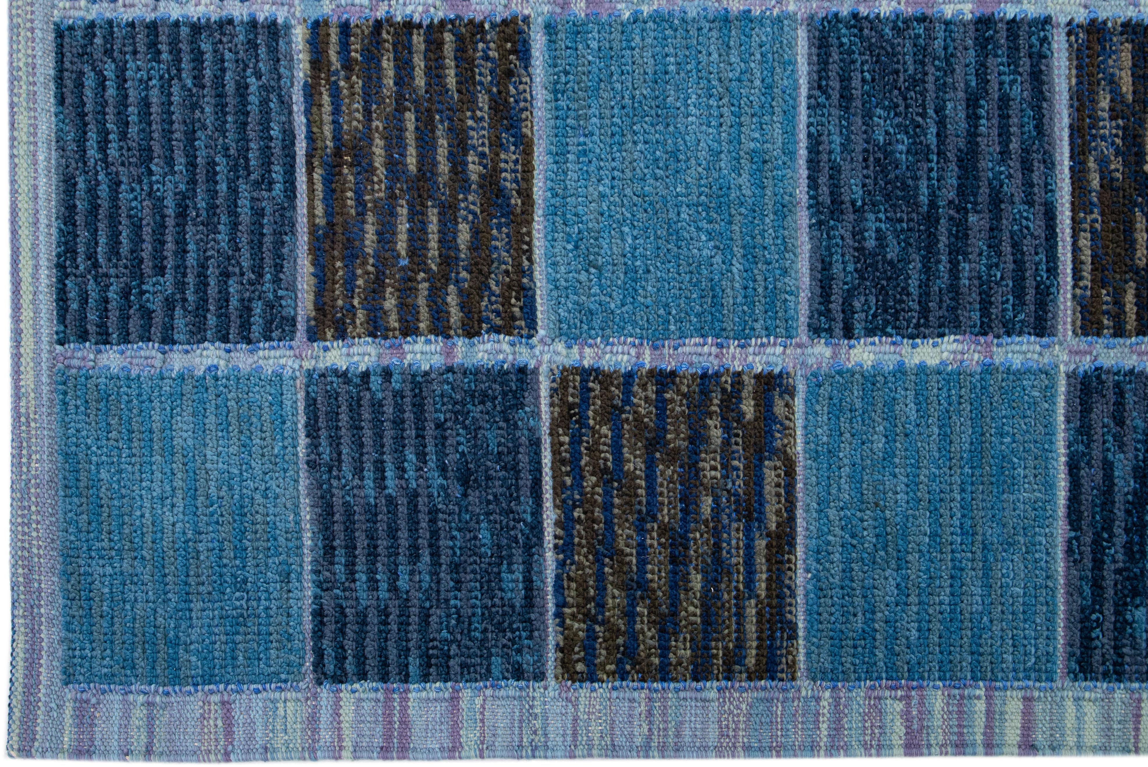 Handgefertigter Wollteppich im modernen schwedischen Stil mit blauem Farbkaro-Design (Handgeknüpft) im Angebot