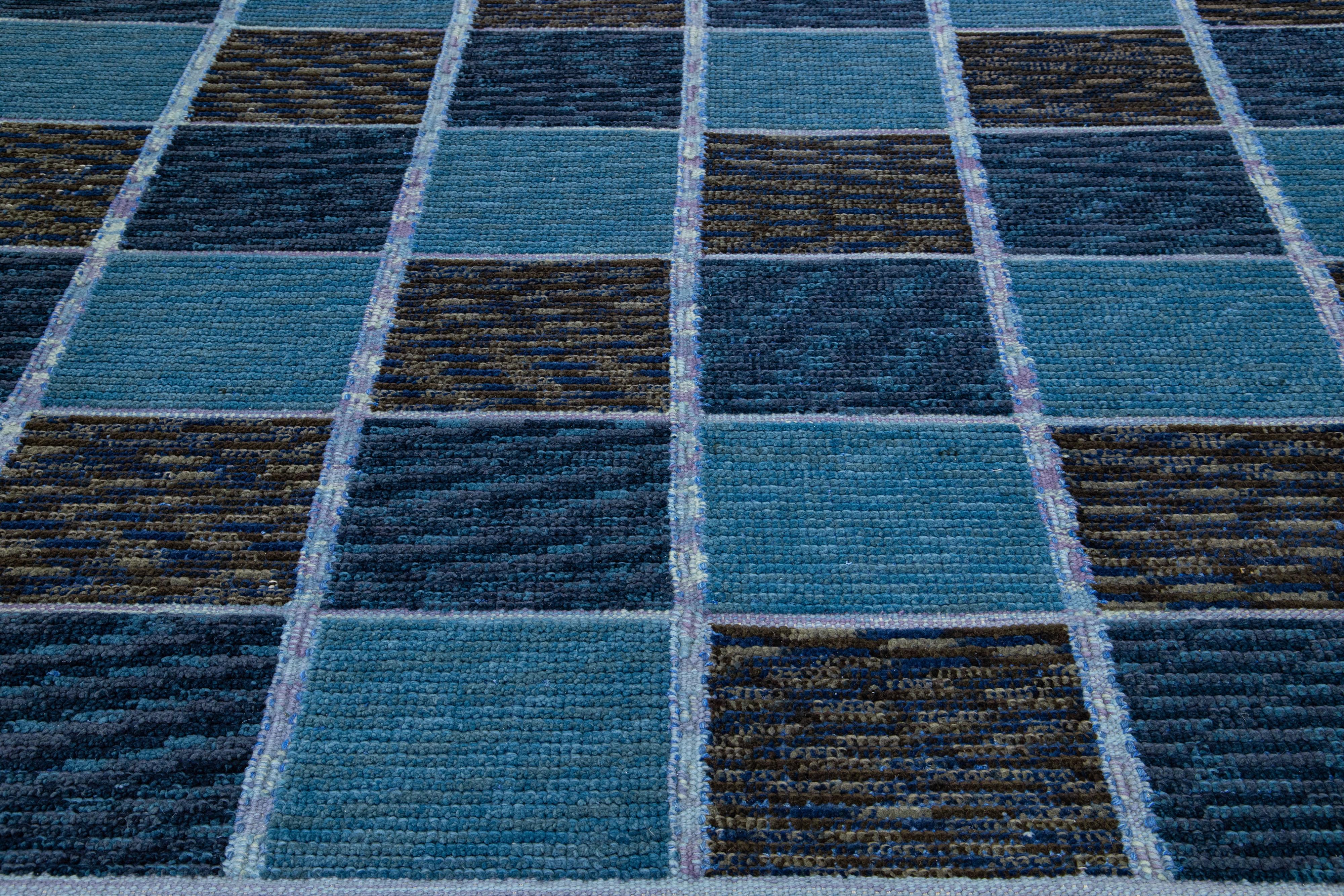 Handgefertigter Wollteppich im modernen schwedischen Stil mit blauem Farbkaro-Design im Zustand „Neu“ im Angebot in Norwalk, CT