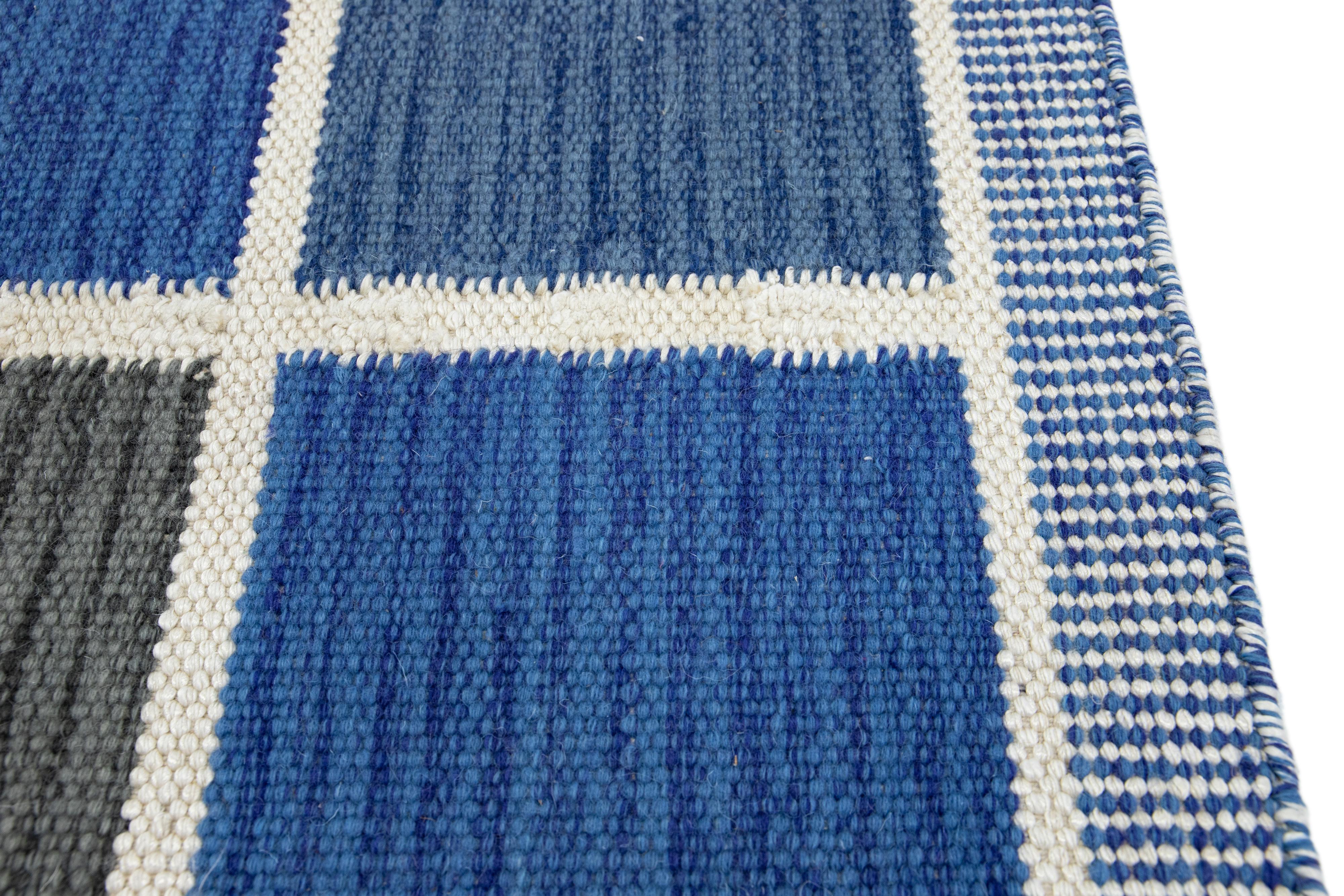 Moderner handgewebter blauer geometrischer Wollteppich im schwedischen modernen Stil (Organische Moderne) im Angebot