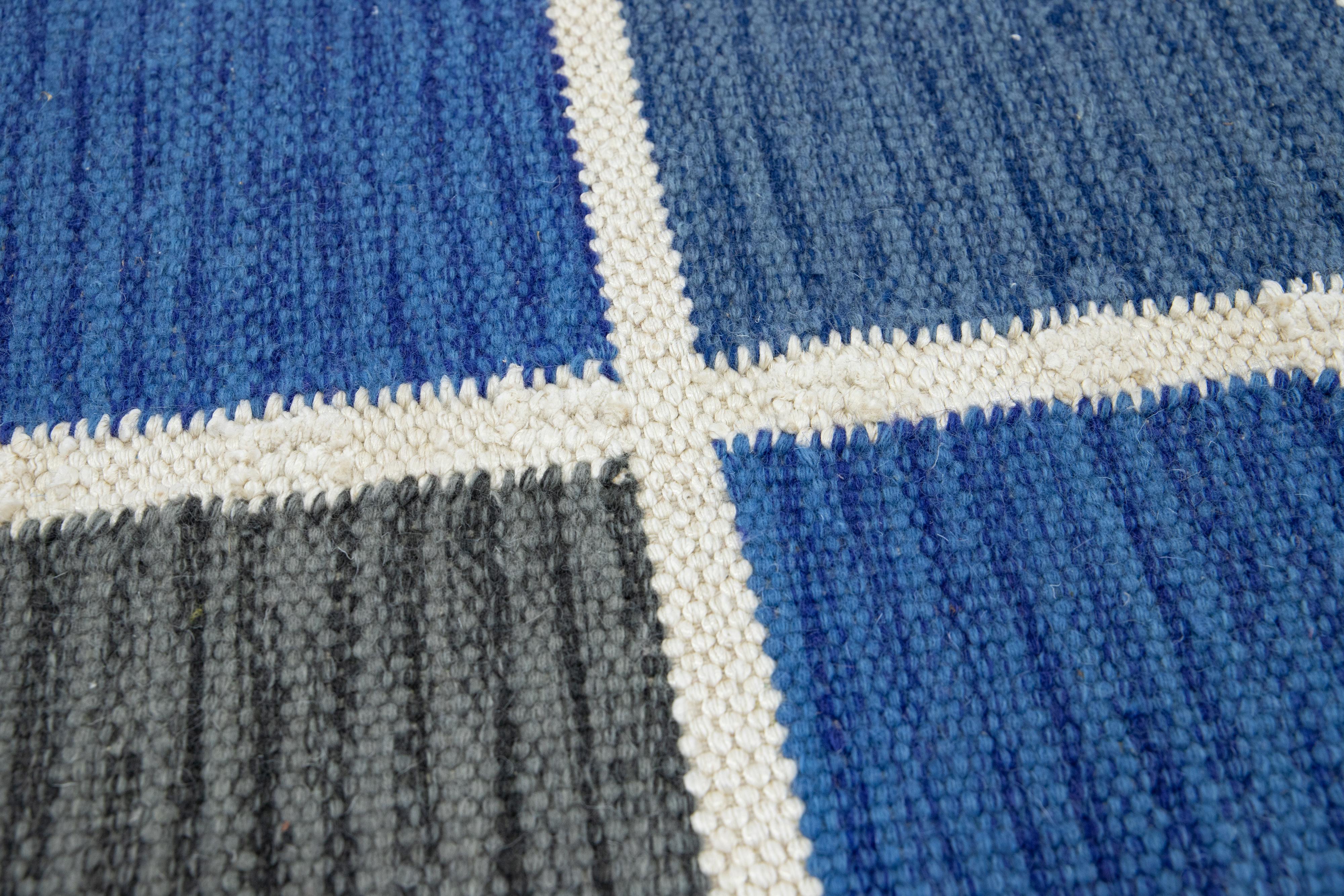 Moderner handgewebter blauer geometrischer Wollteppich im schwedischen modernen Stil (Handgewebt) im Angebot