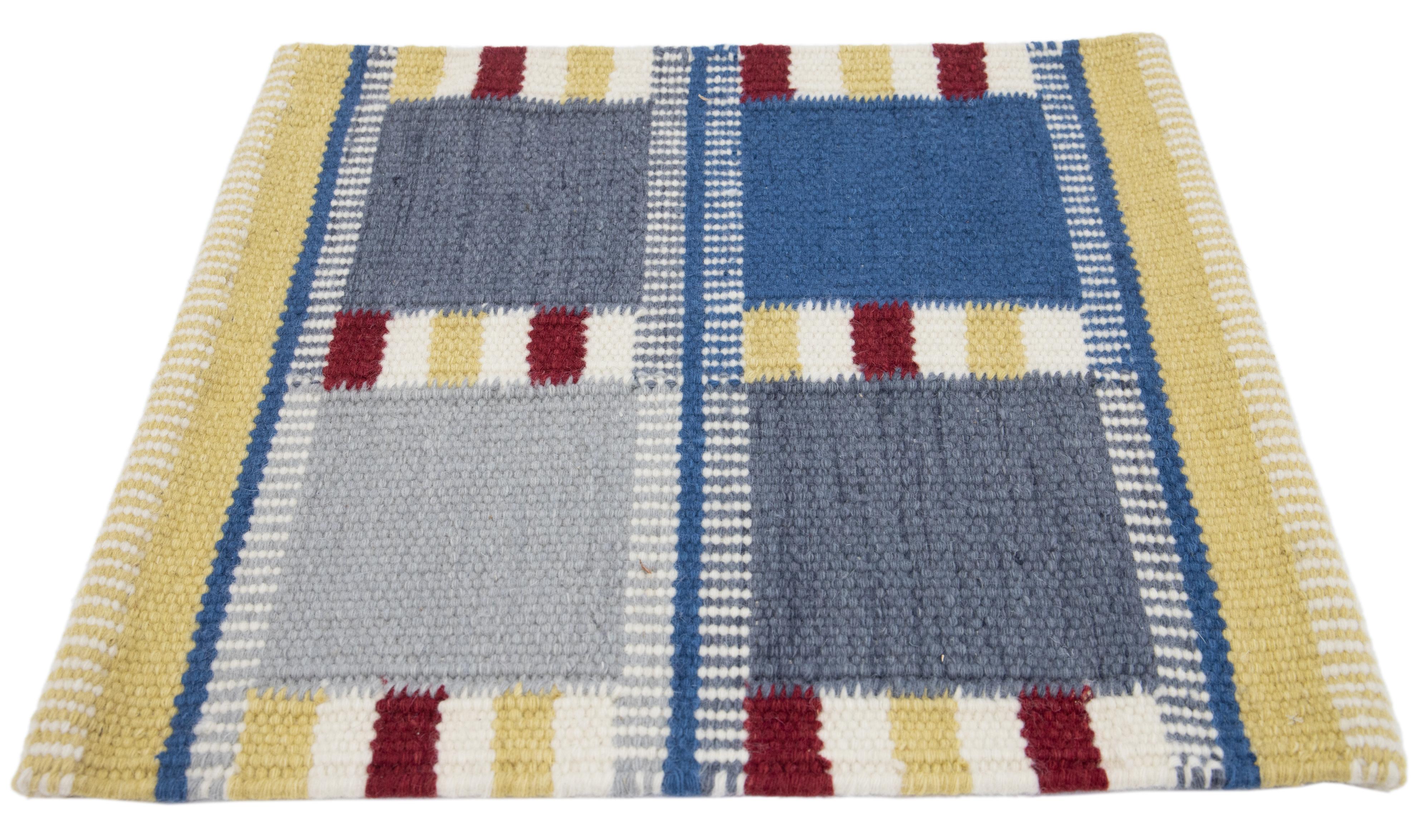 Apadana's Modern Swedish Style handgewebter Wollteppich nach Maß. Kundenspezifische Größen und Farben auf Bestellung. 

Material: Wolle 
Techniken: Handgewebt
Stil: Schwedisch
Vorlaufzeit: Ca. 15-16 Wochen verfügbar 
Farben: Wie abgebildet,