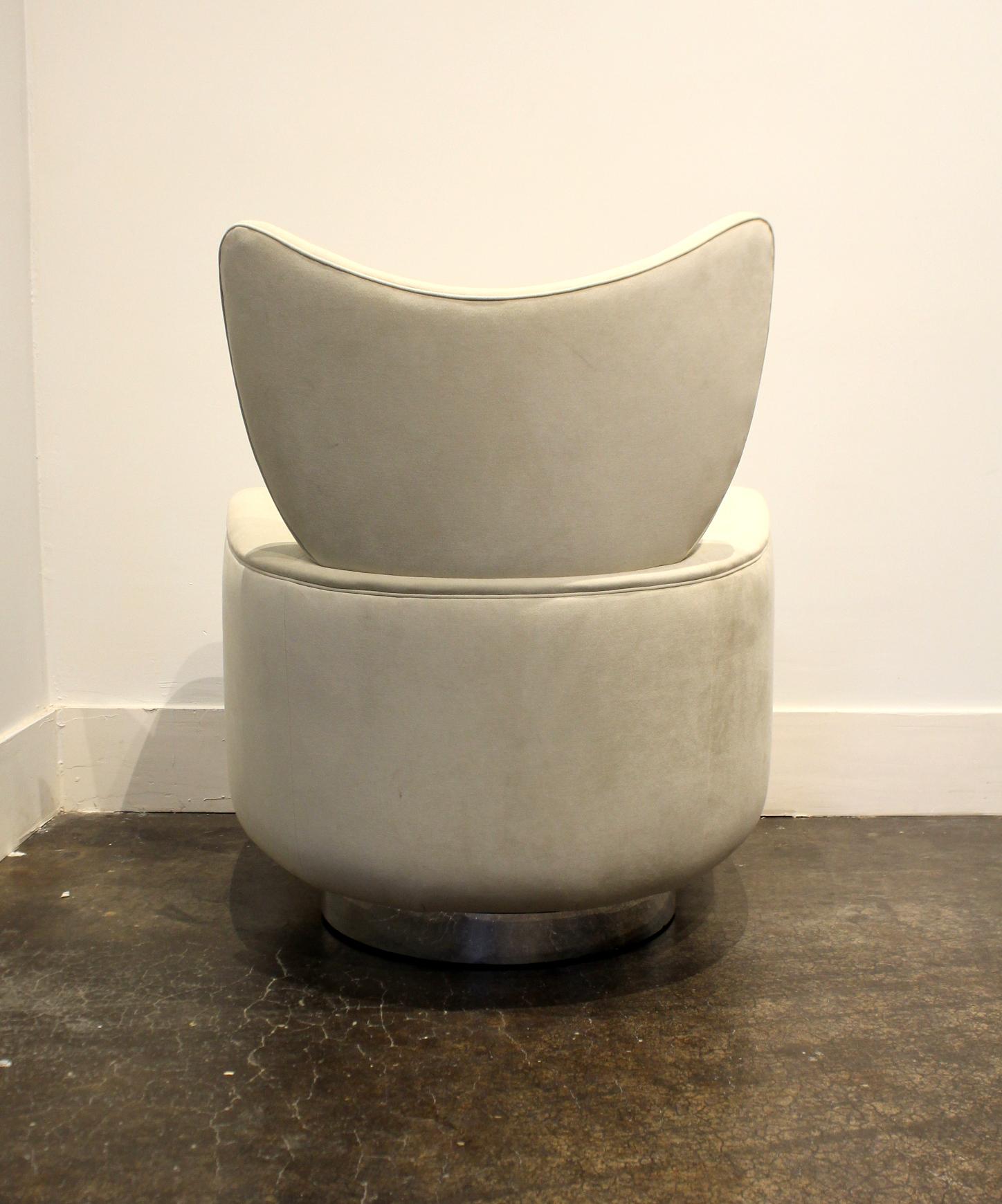 Modern Swivel and Rock Lounge Chair and Ottoman in White by Vladimir Kagan im Zustand „Gut“ in Dallas, TX