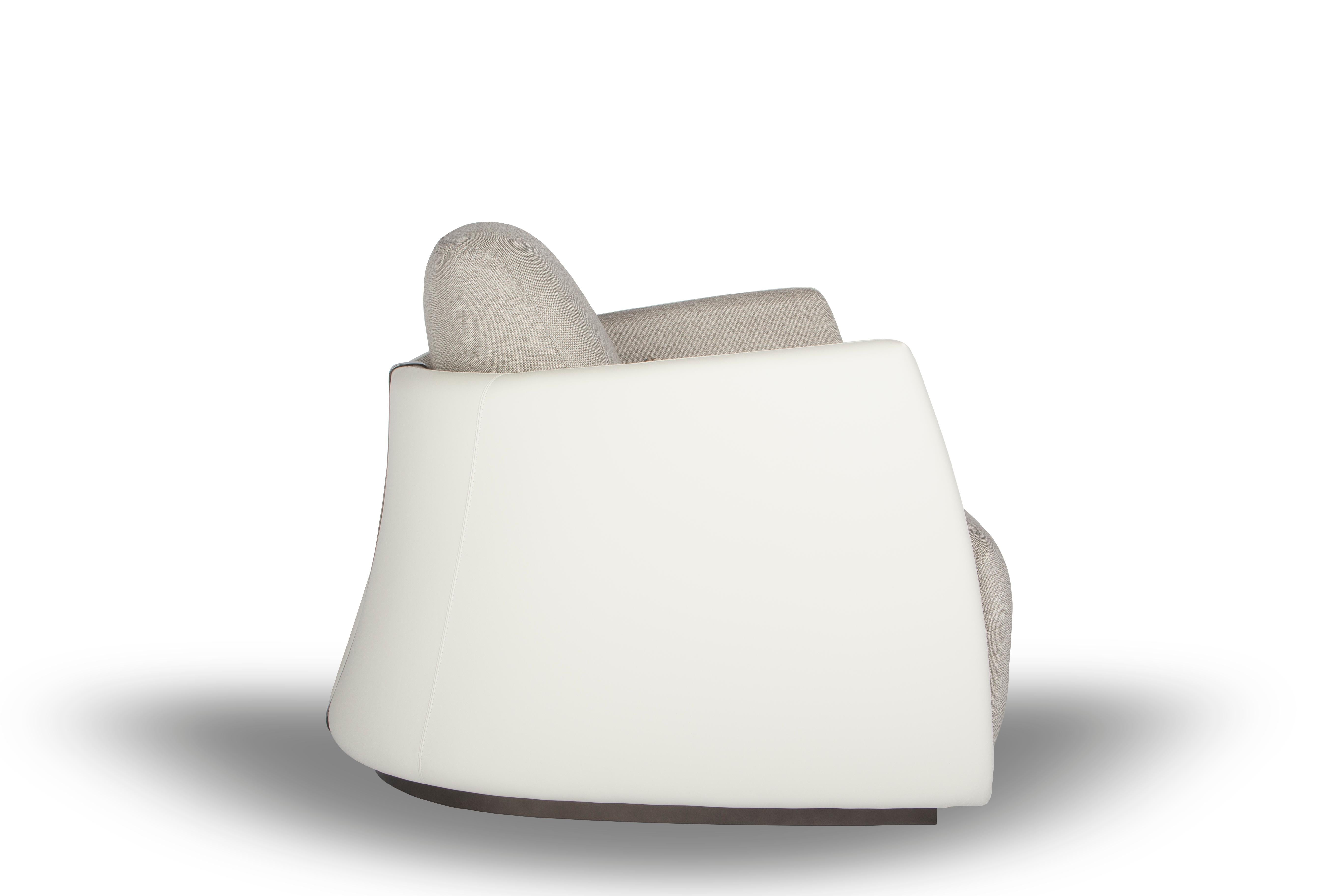 Das Design des PALM ROYAL Sessels zeichnet sich durch einen einzigartigen halbrunden, doppelt gekrümmten Körper aus, der diesem Sessel Festigkeit und Eleganz verleiht. Im Rückenbereich wird die Finesse und Raffinesse durch eine edle, in die