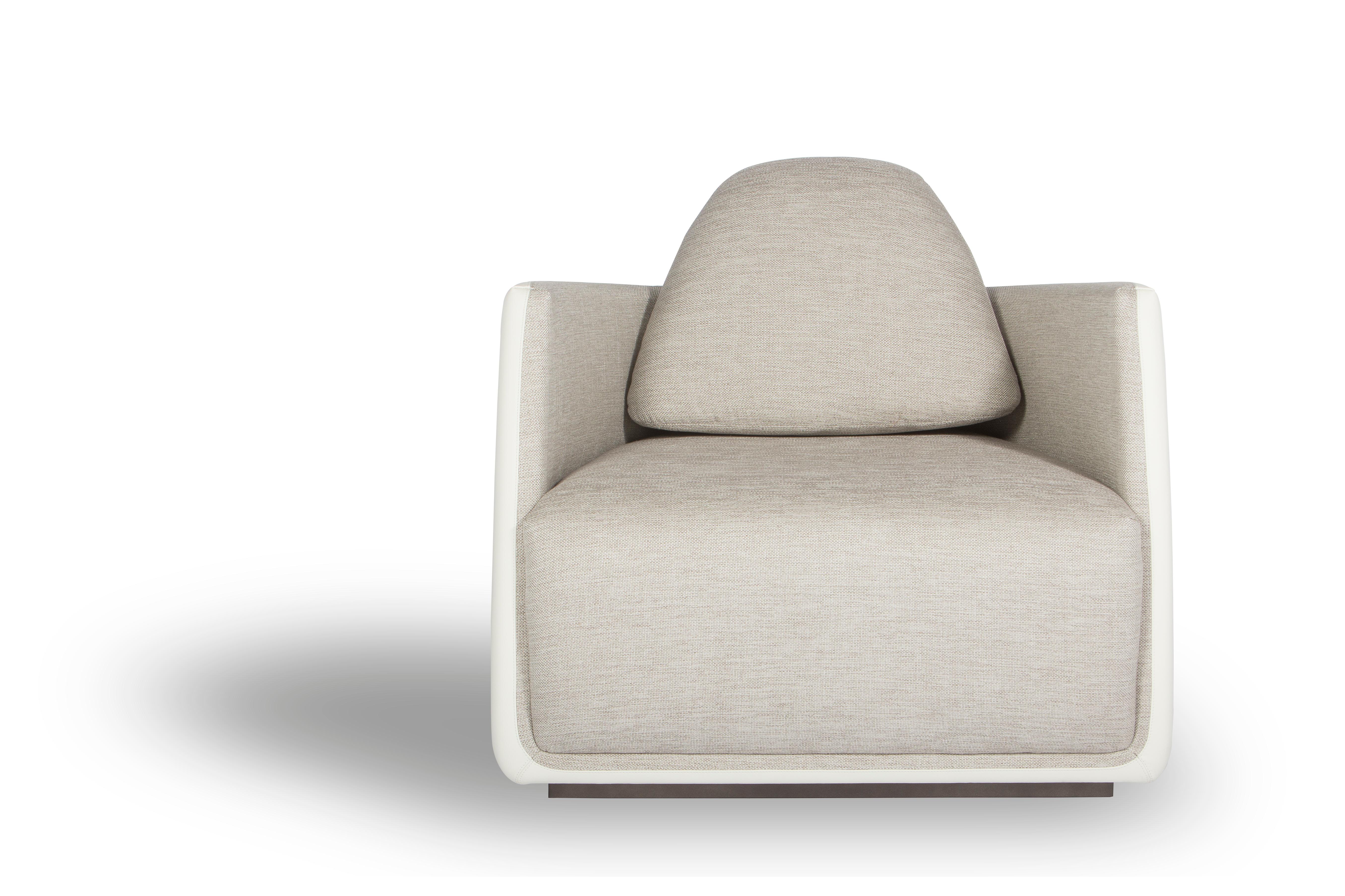 italien Fauteuil pivotant moderne en cuir et tissu, crème et blanc cassé en vente