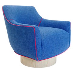 Sedia girevole moderna in tessuto blu e velluto fucsia con inserti in tessuto blu